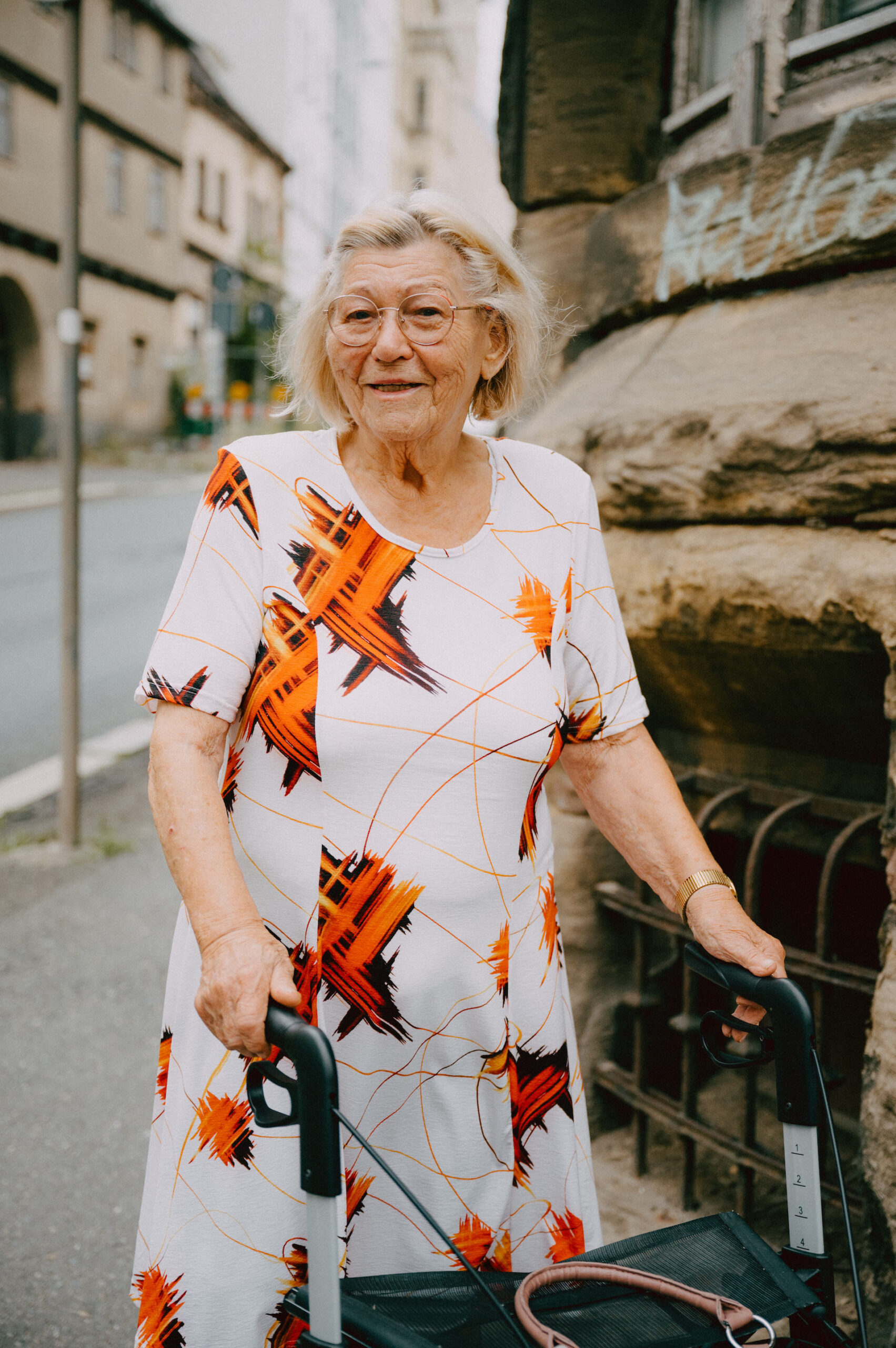 Adrestte Dame in schönem hellen Kleid mit Rollator in Zeitz, Sachsen-Anhalt