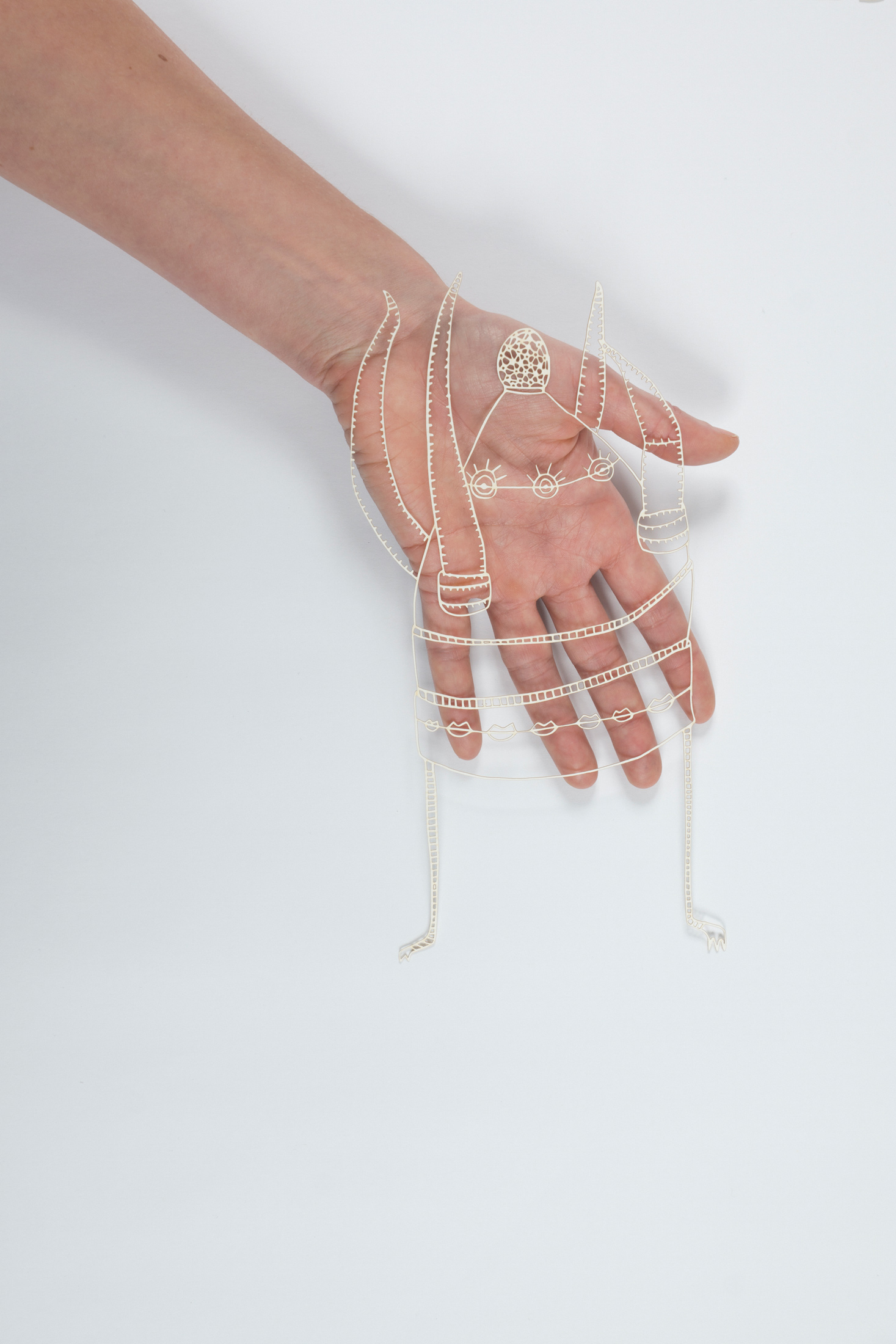 Super filigraner Scherenschnitt einer Rakete, gehalten in einer Hand