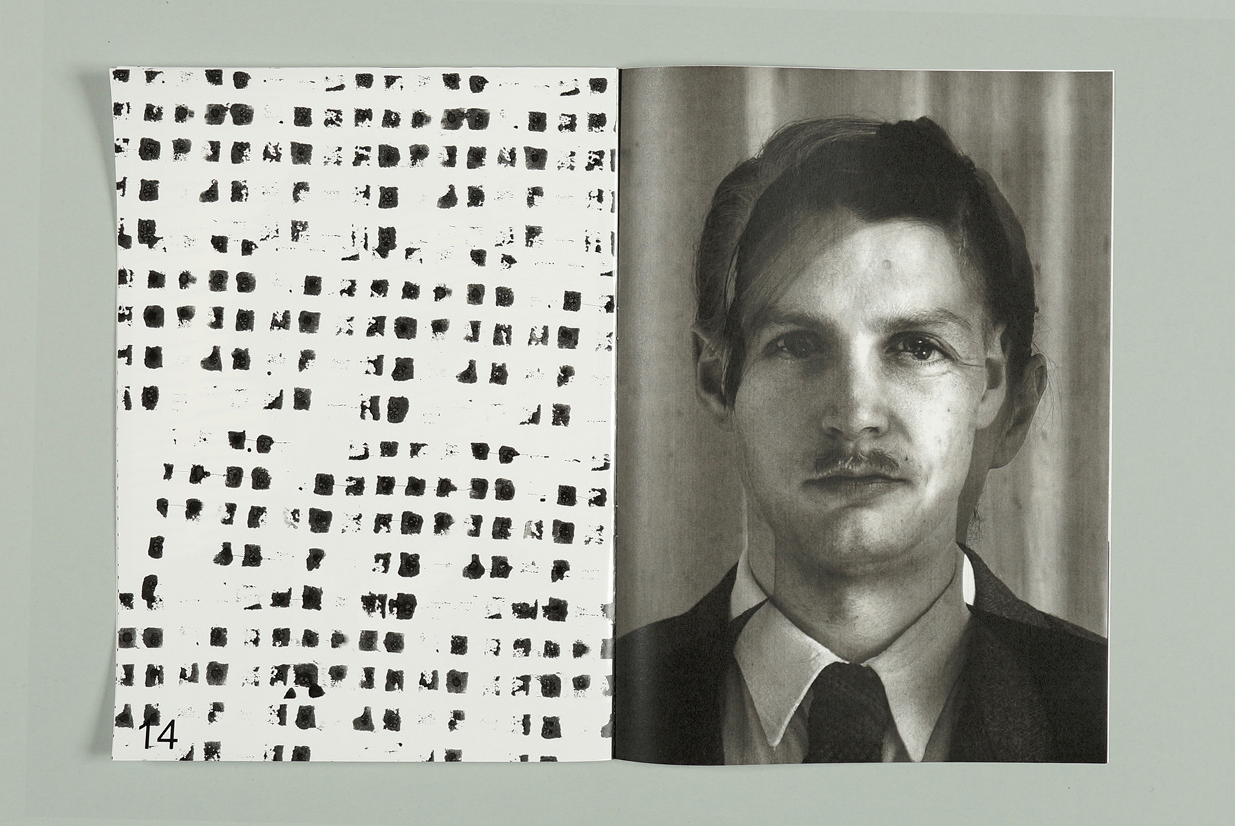 Arbeitskuppel Kunstprojekt - sw Portrait eines männlichen fiktiven Fabrikarbeiters, der düster blickt