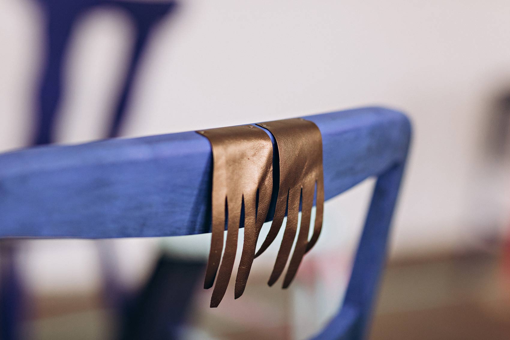 Blaue Stuhllehne mit goldenen Händen