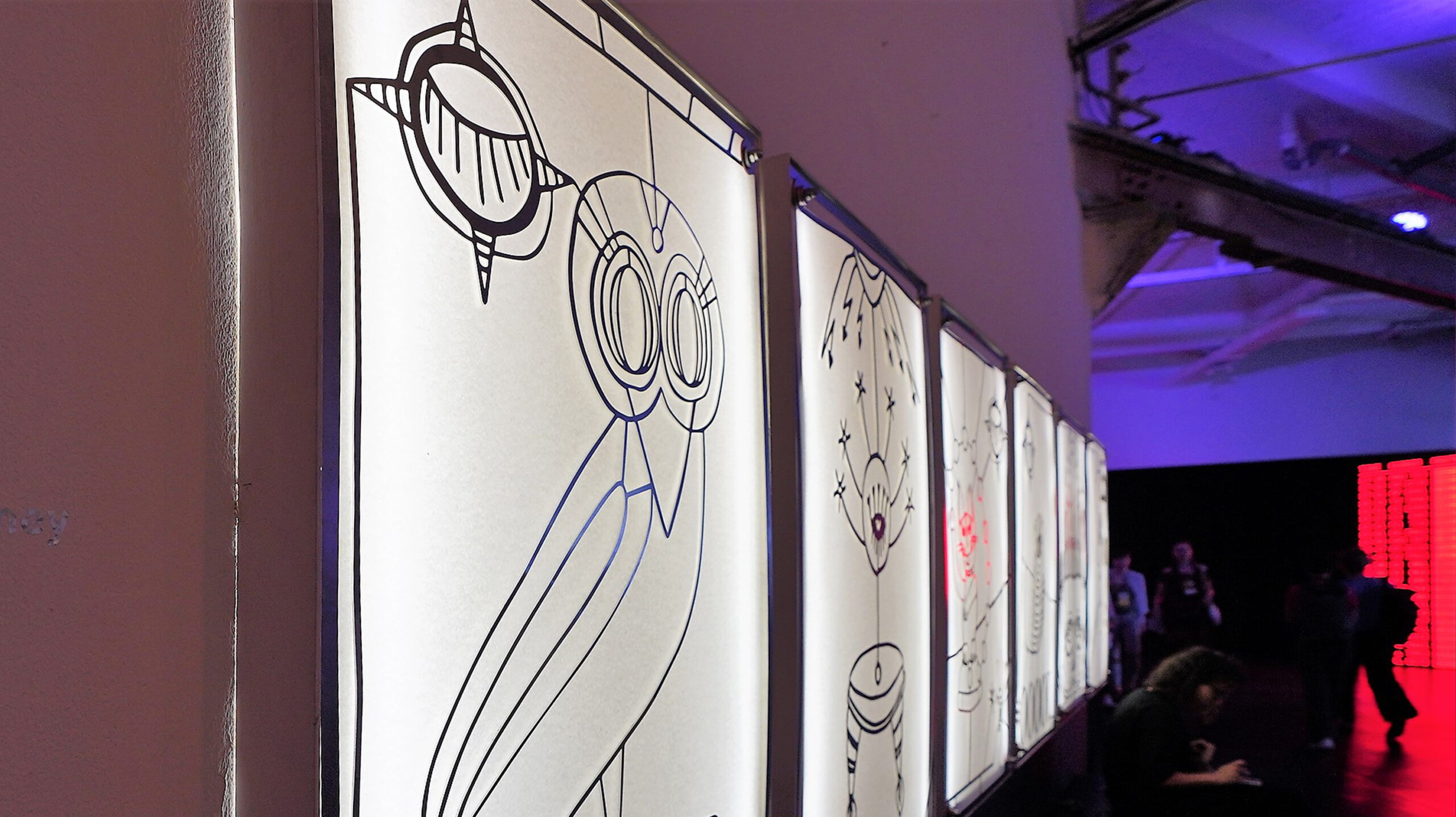 Wand mit Leuchtkästen und Eule im Glashaus der Arena Berlin - Bilder von Susan Buckow