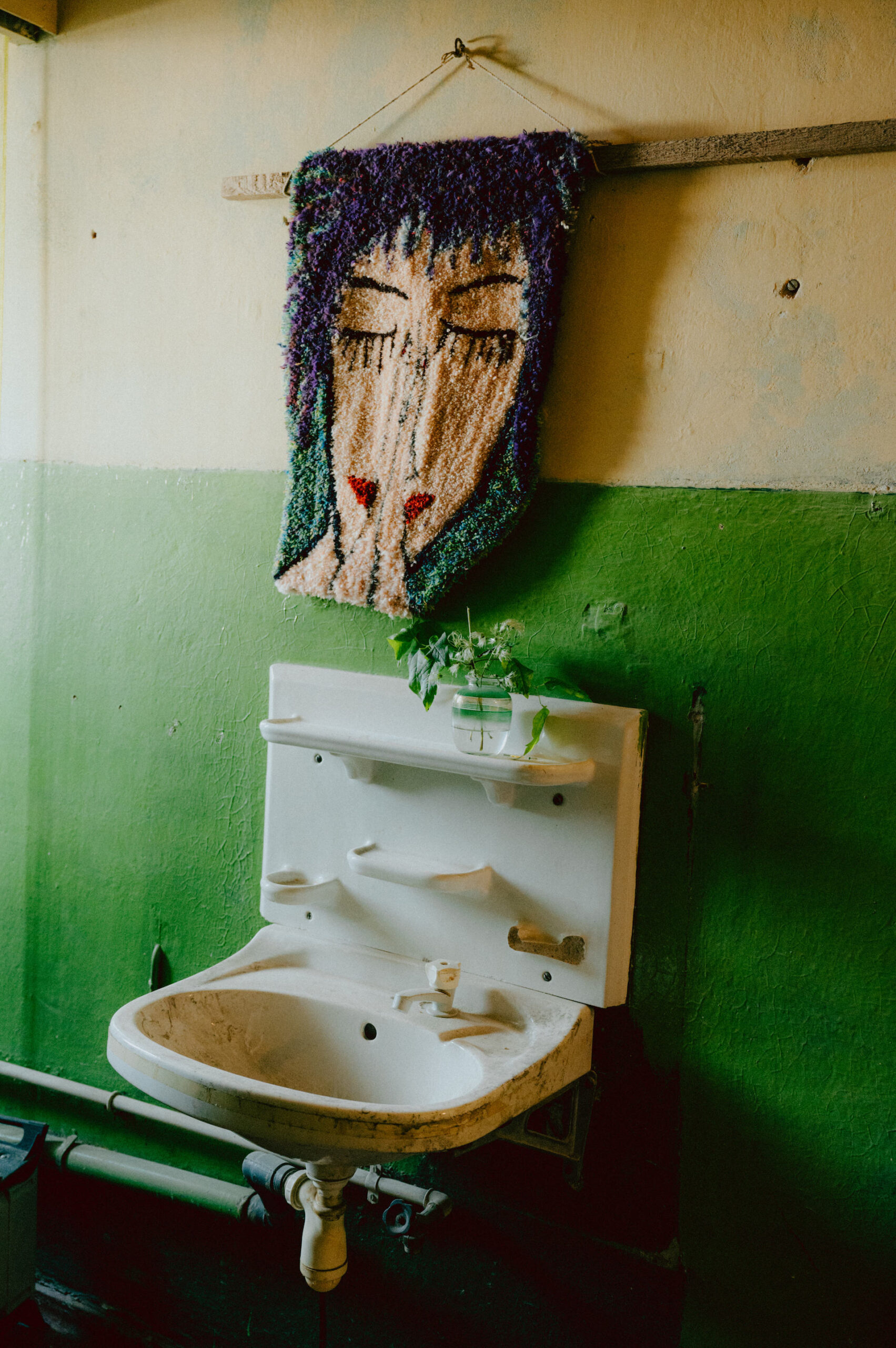 Tufting-Wandbild eines Portraits in altem grünen Badezimmer, Kunstprojekt in Zeitz