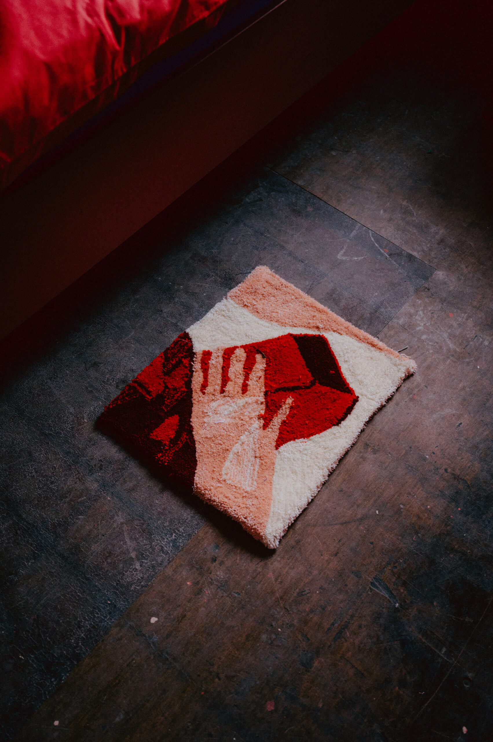 Tufting-Bodenteppich mit einer Hand, die nach einem Haus greift