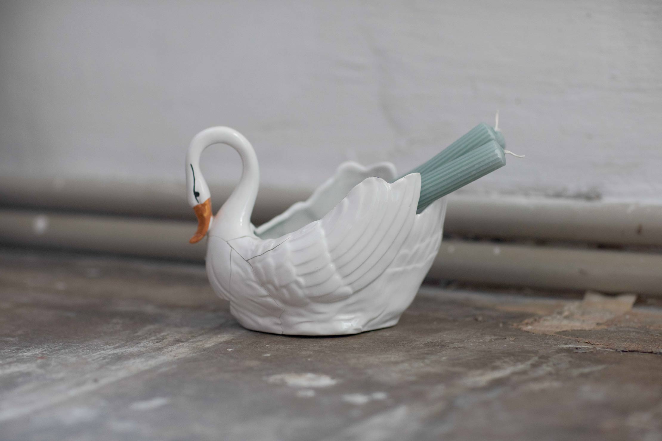 Gesprungener Porzellan-Schwan mit Kerzen