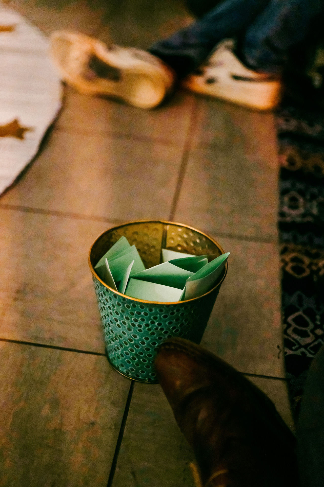 Kupfergrüner Kübel mit hellgrünen gefalteten Zetteln