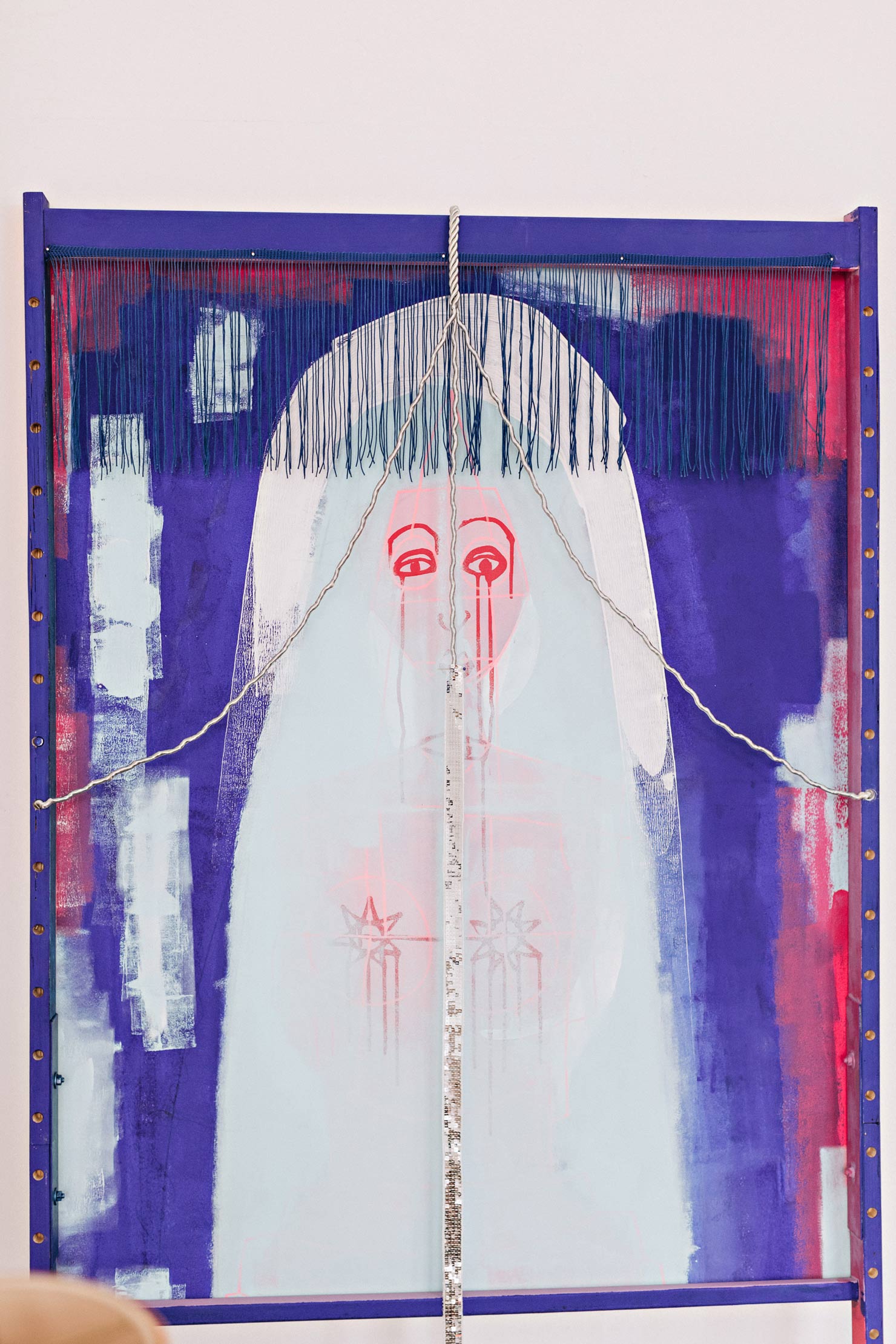 Zeitzer Cici mit blauen Stofffransen - bunte Acrylmalerei