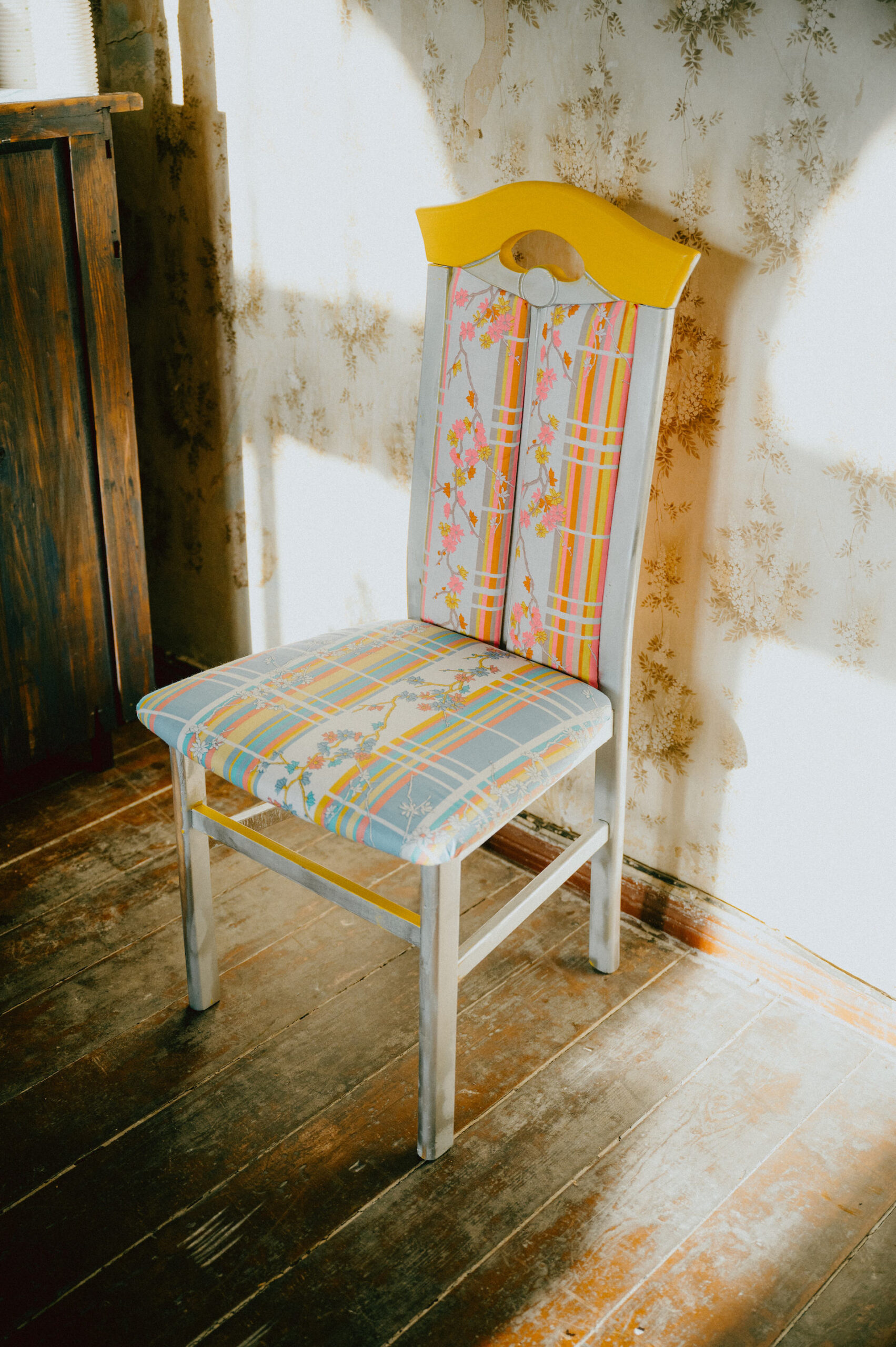 Stuhl bezogen mit Retro DDR-Handtüchern aus Frottee in Zeitz beim Kunstprojekt Hotel heimat