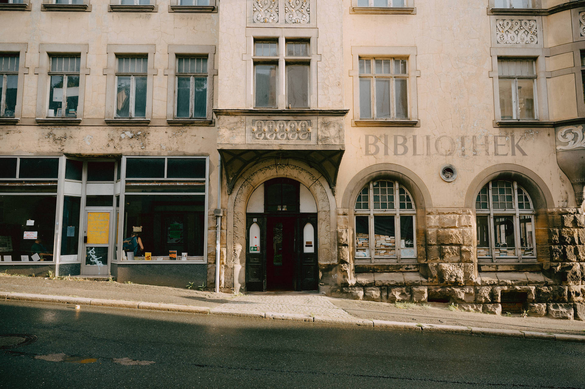 Eingang - Straßenansicht der alten Jugendstil-Bibliothek in Zeitz