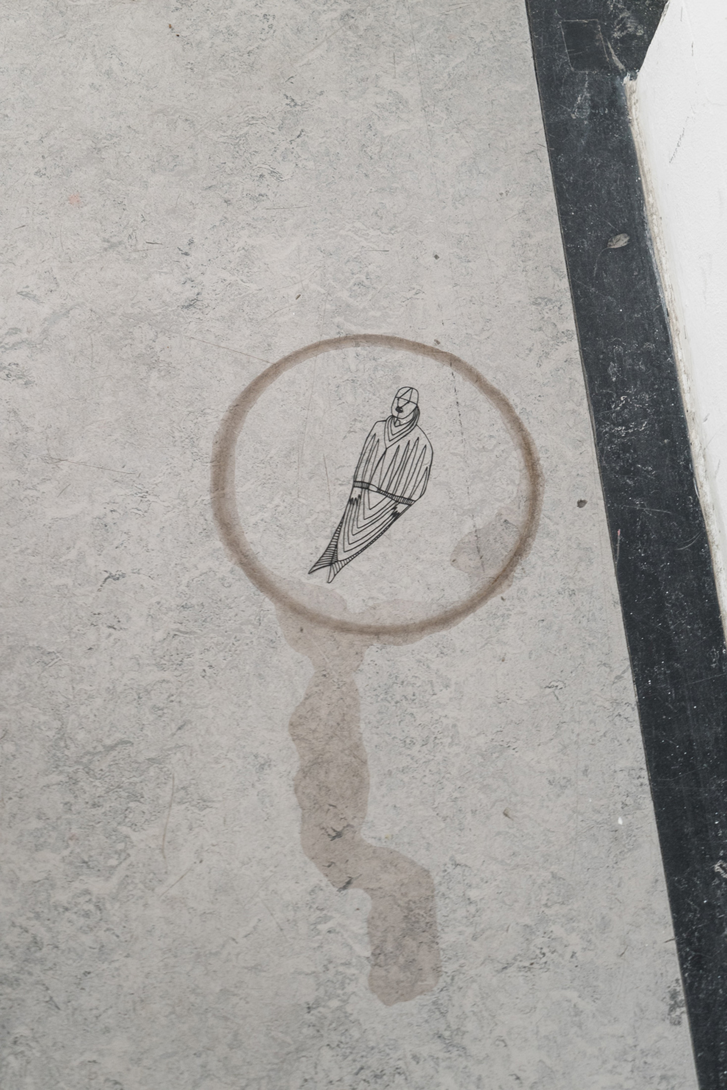 Lasercutfigur in Kreis am Boden liegend