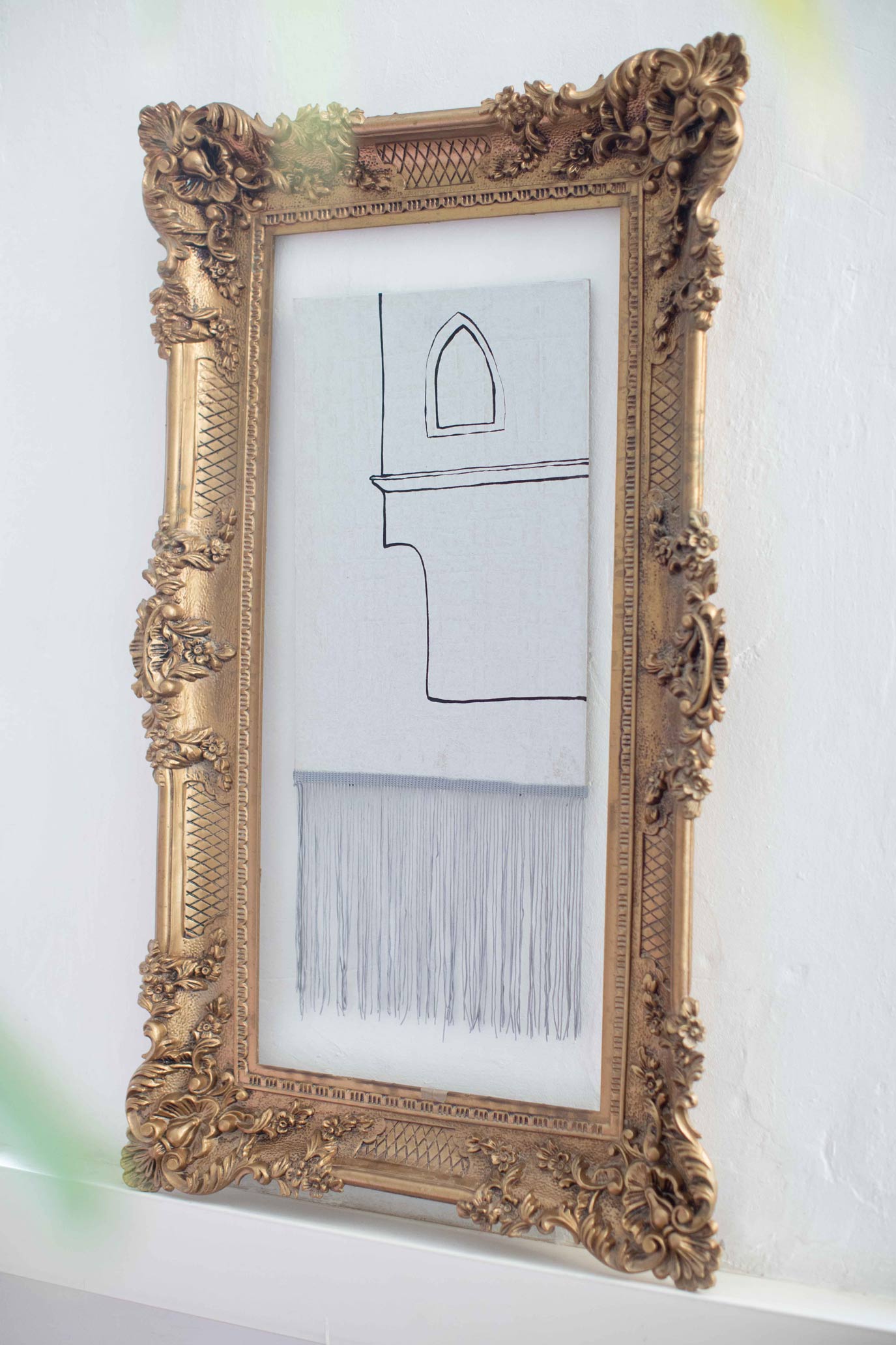 Goldener Bilderrahmen mit personifizierter Architekturzeichnung in Zeitz, Sachsen-Anhalt