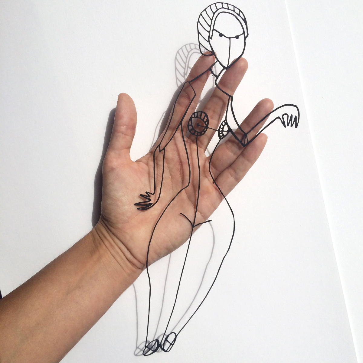 Scherenschnitt Damen-Akt in Hand gehalten