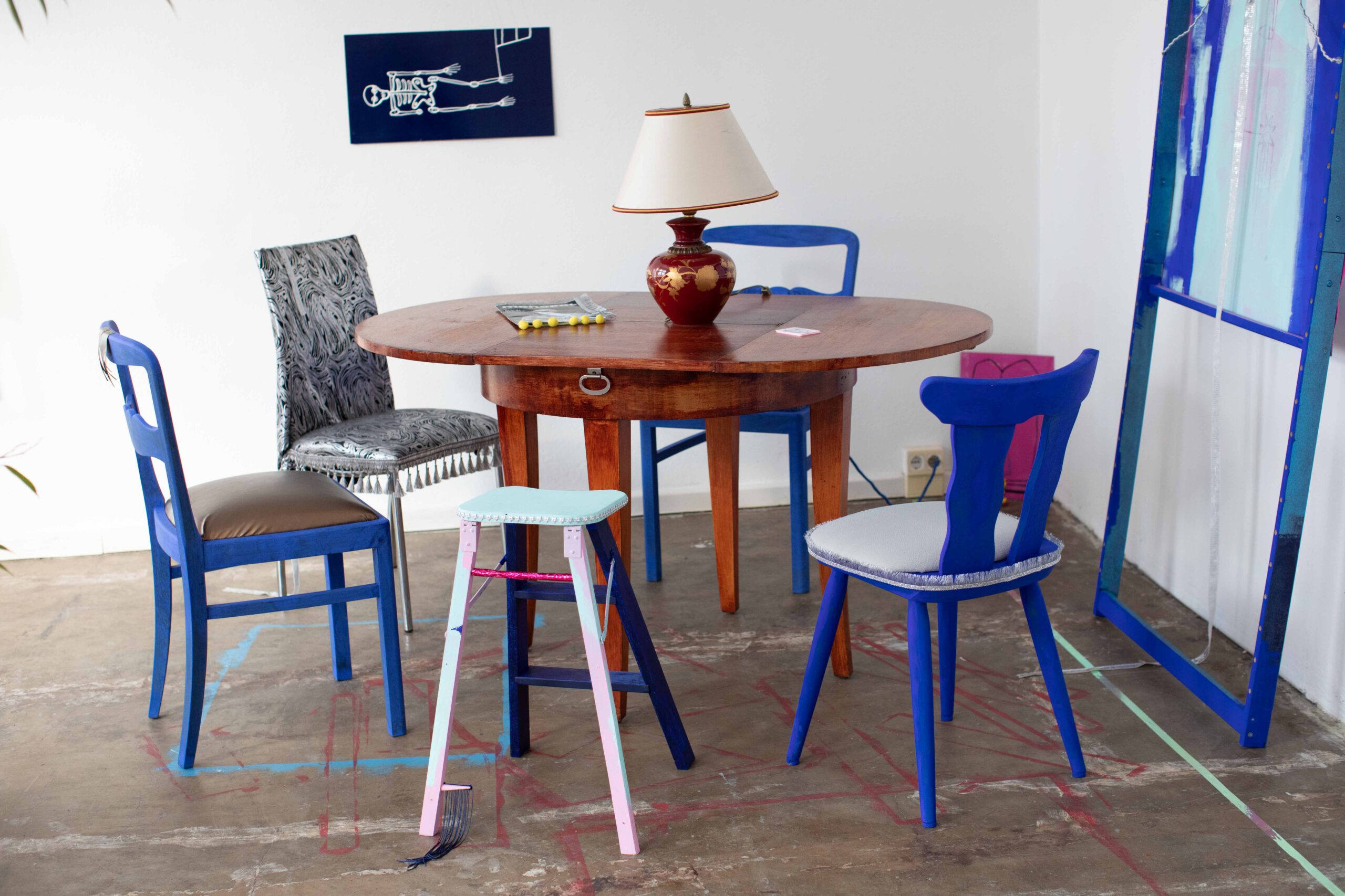 Sitzgruppe mit mehreren wartenden Stühlen im Kunsthaus Zeitz