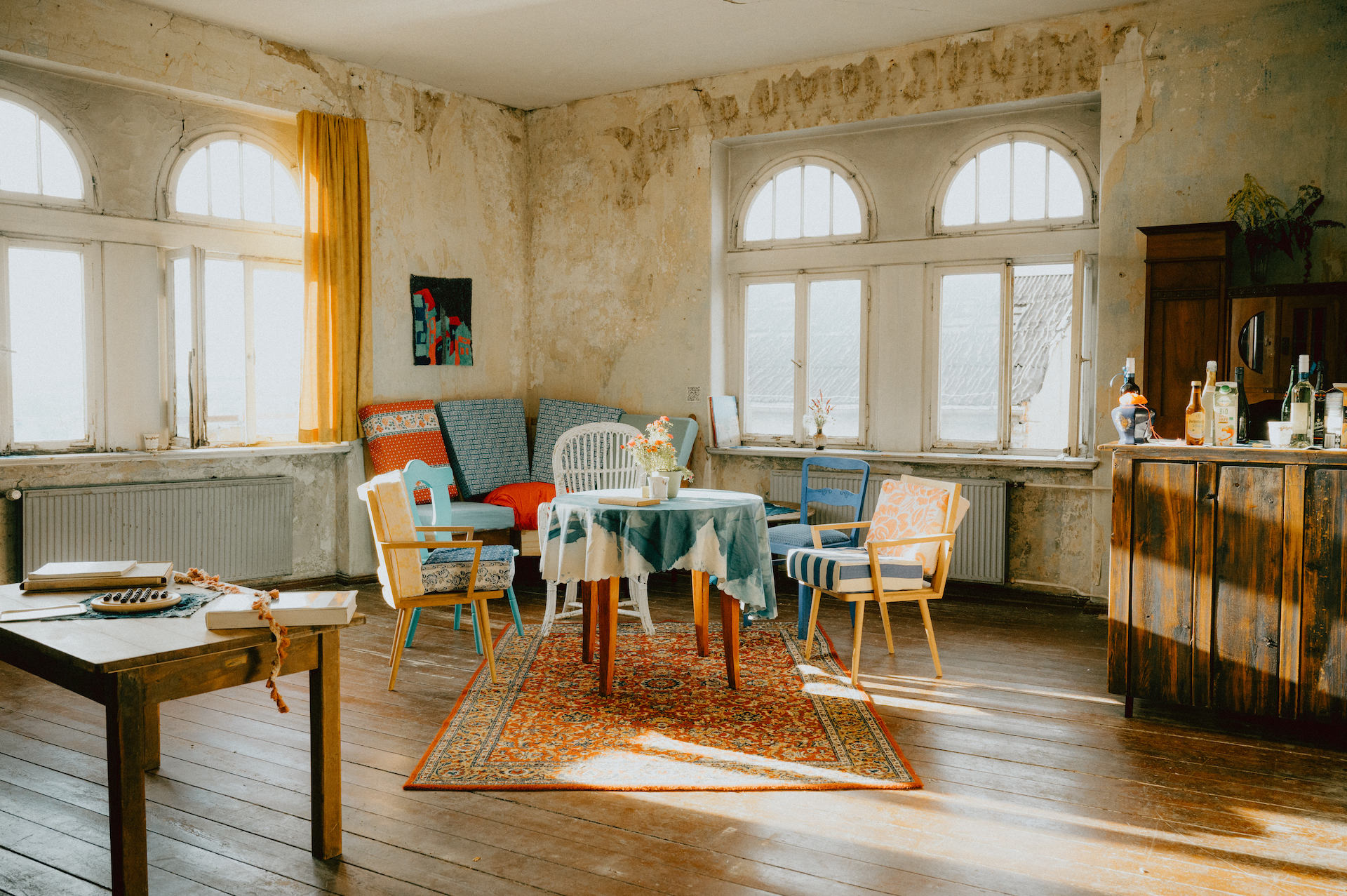 Sonnen durchfluteter, leerer Raum Atmosphäre der Alten Stadtbibliothek in Zeitz, Sachsen Anhalt.