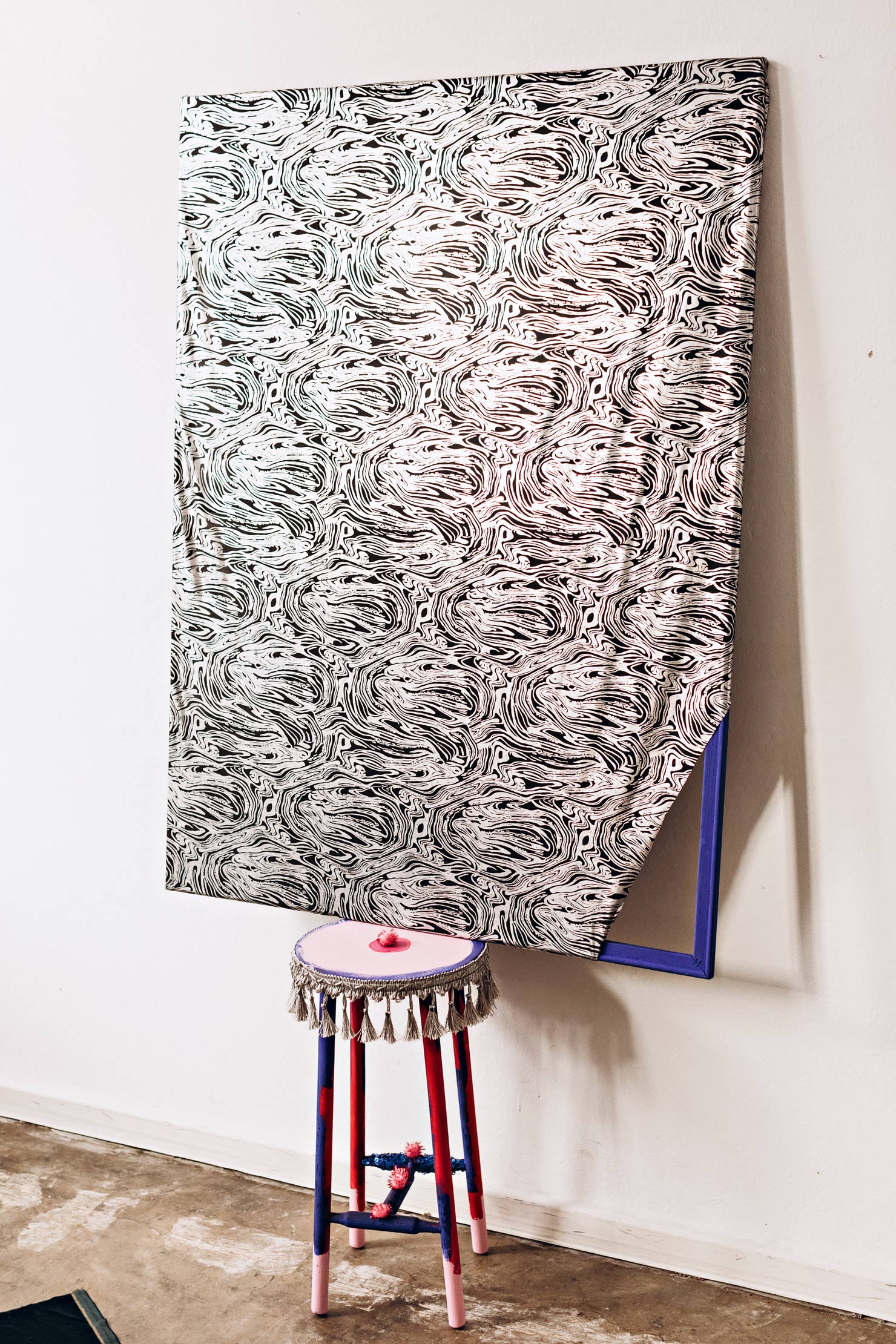 Leinwandbild mit blauem Rahmen und silber farbigem Metallics-Stoff bezogen