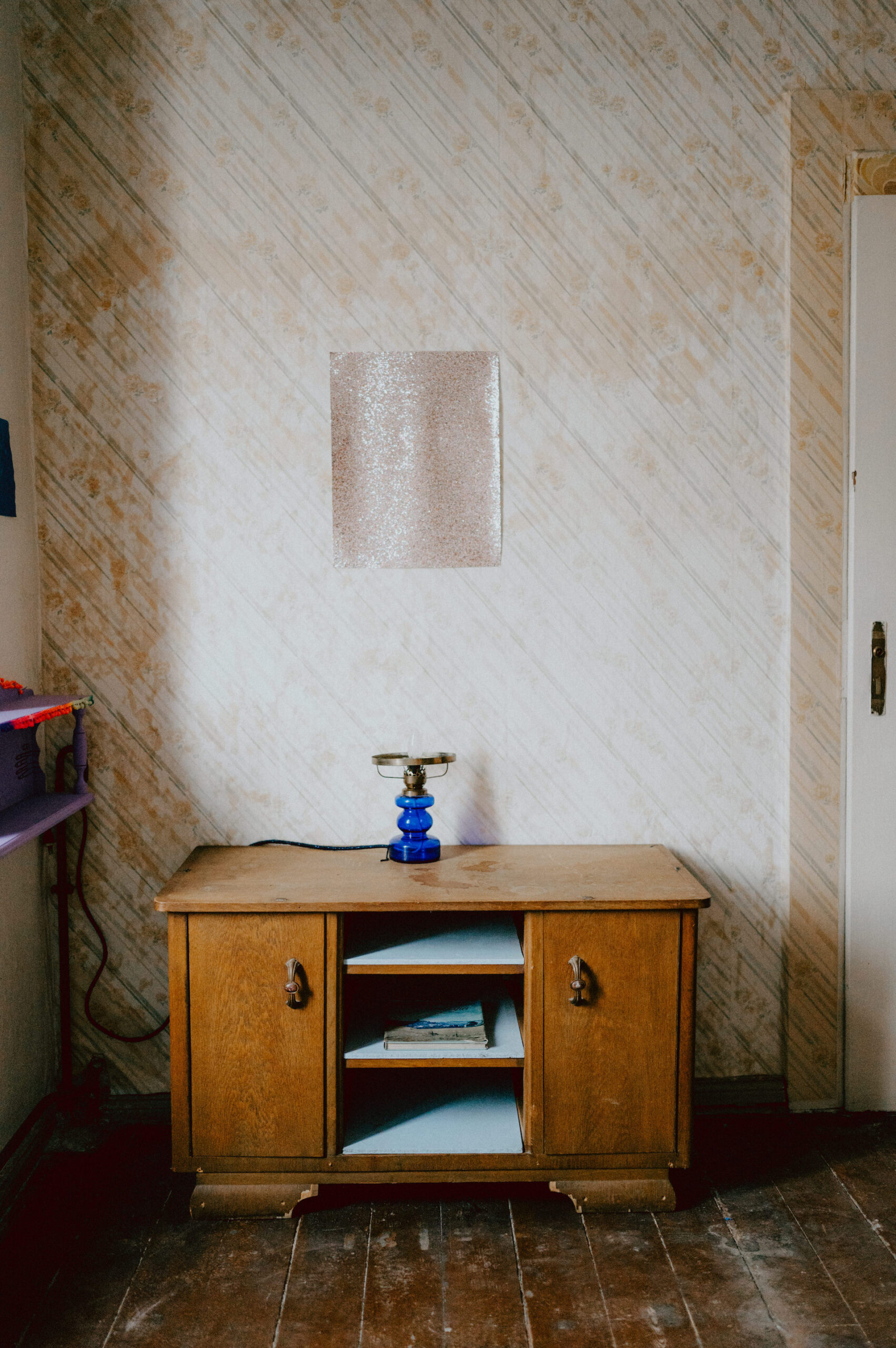 Alte Vitrine mit blauer Vase in Kunsthotel