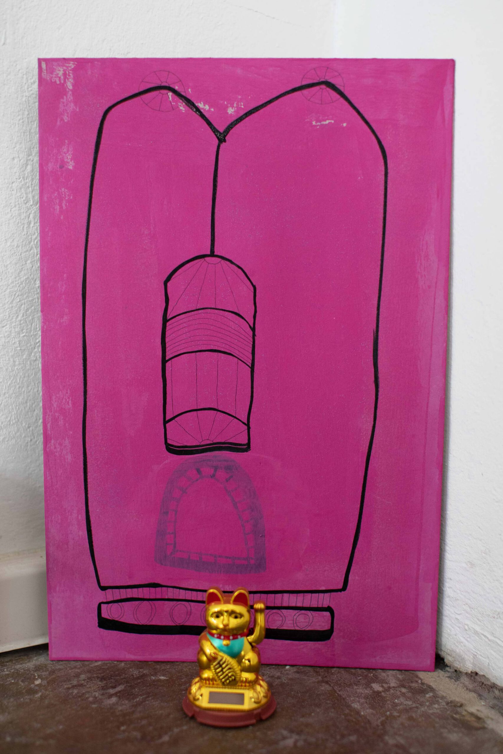 Pinkfarbenes Acrylbild an Wand gelehnt mit goldener Winkekatze