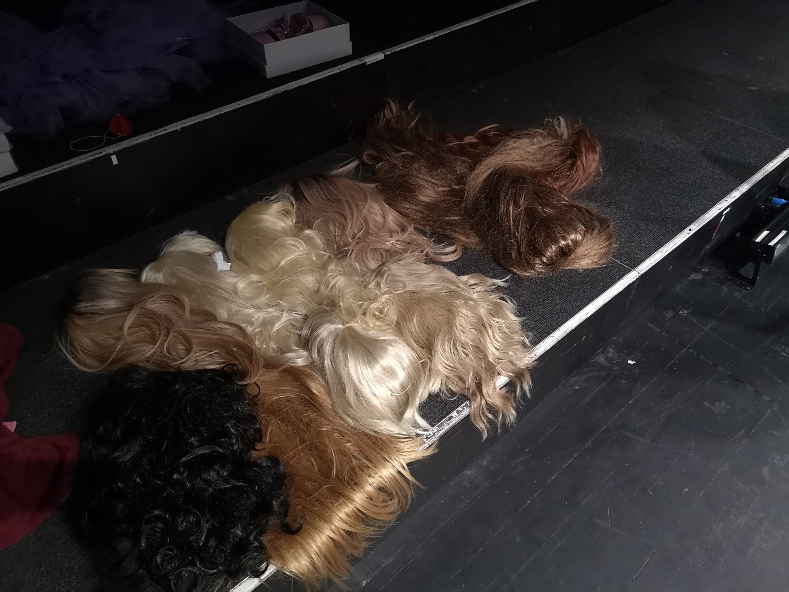 Perücken auf Tanzboden