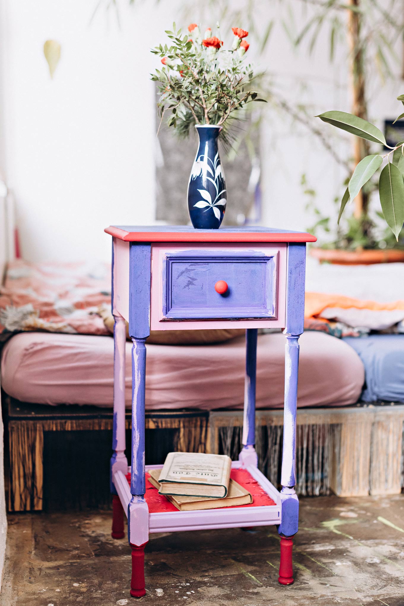 Lila bemalter Nachtschrank in Zeitzer Kunstprojekt