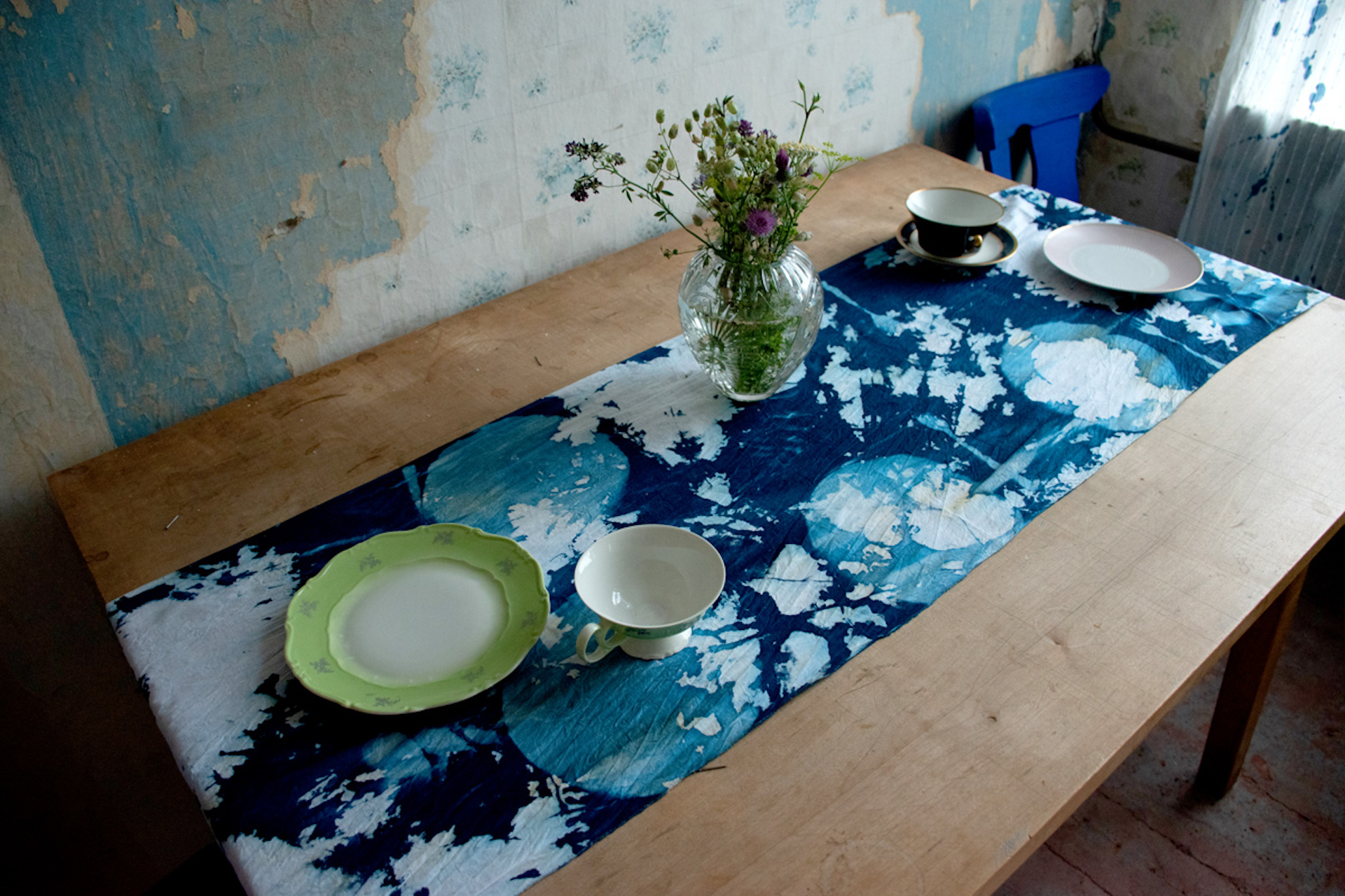 Cyanotype-Tischdecke mit Geschirr-Prints und selbst gepflückten Feldblumen
