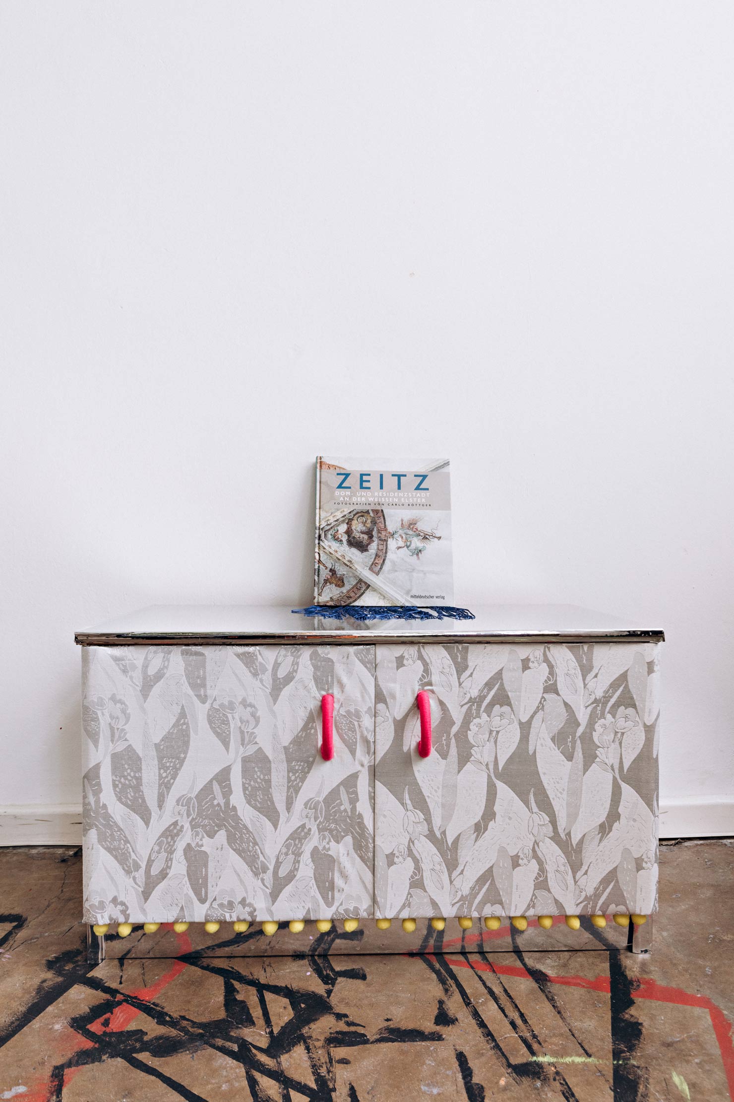 Silber bezogene Stoffkommode in Zeitz