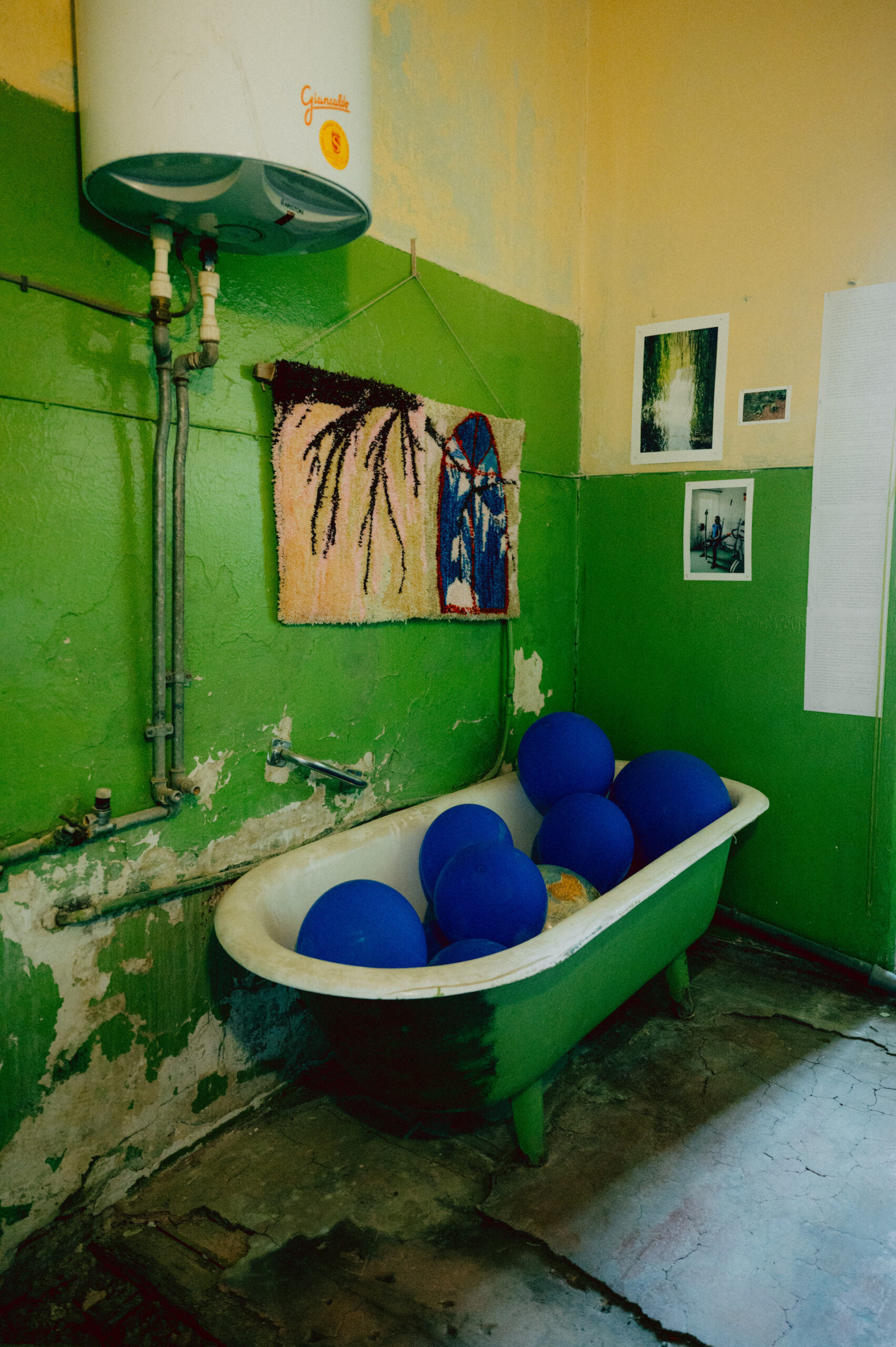 Badewanne gefüllt mit blauen Luftballons in grünem Badezimmer - Projekt 