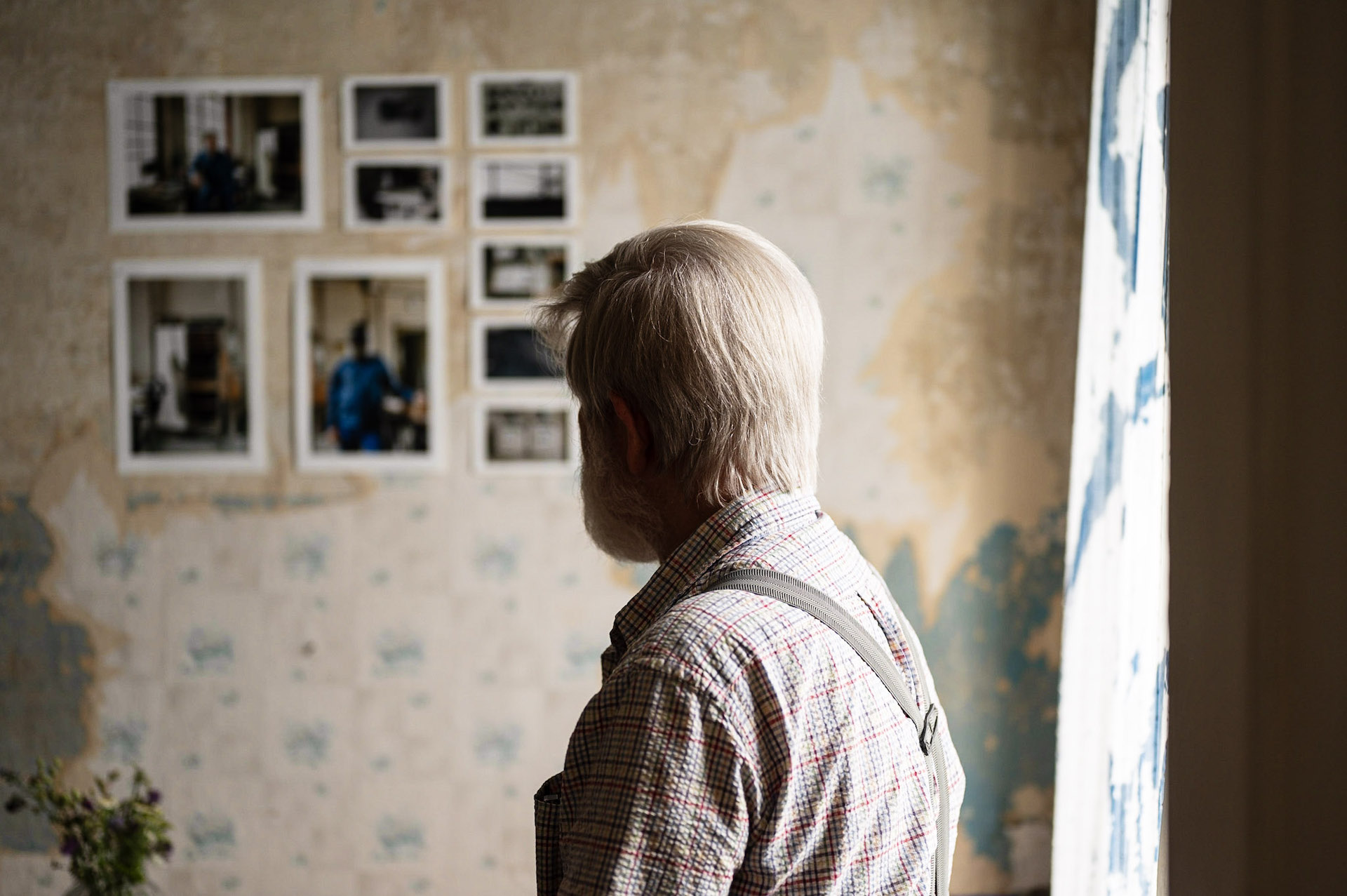 Rückenansicht eines Mannes in der Kunstbibliothek Zeitz.