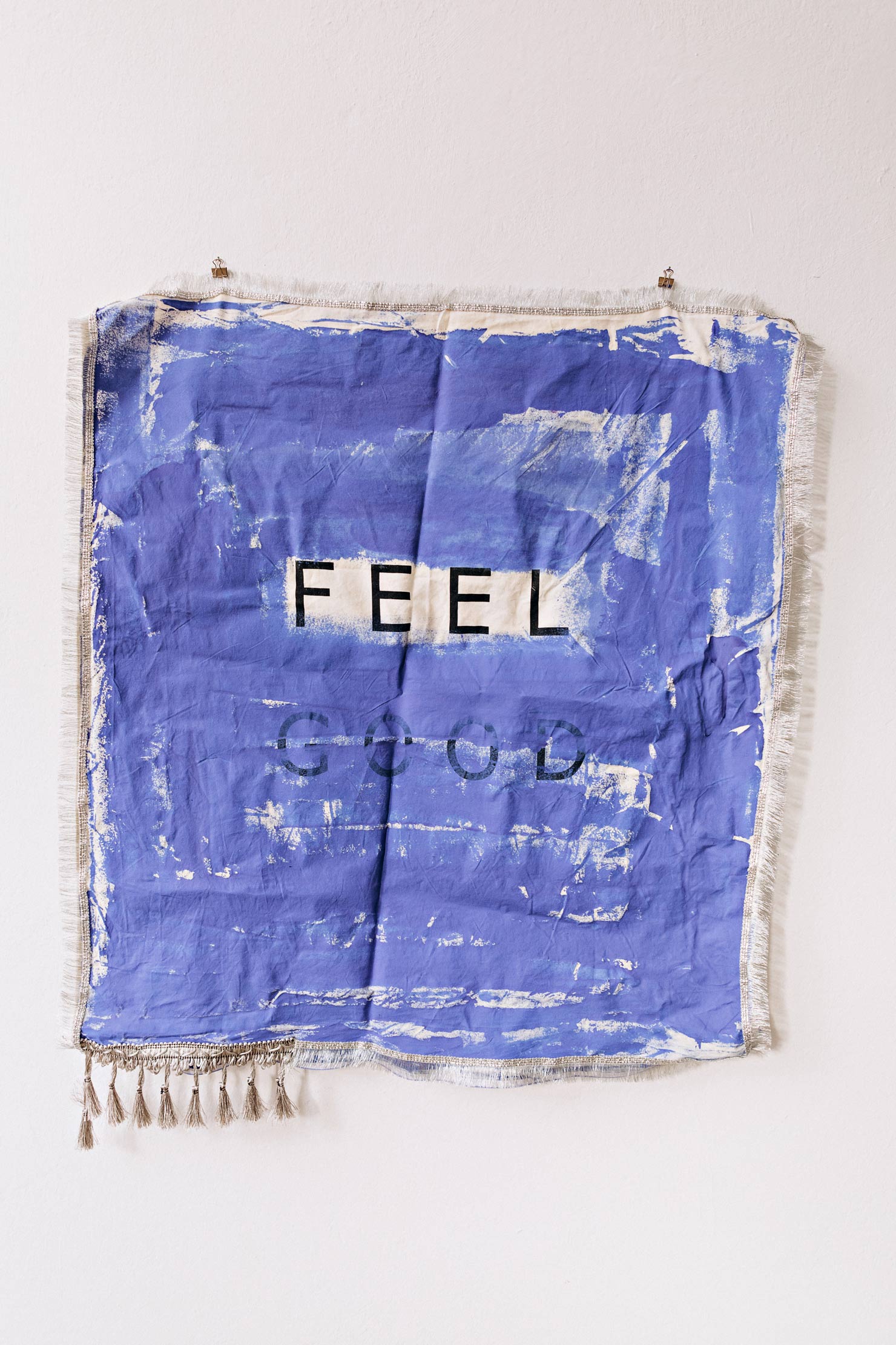 Feel (Good) - Wandteppich aus altem Kopfkissen mit silber farbigen Posamenten