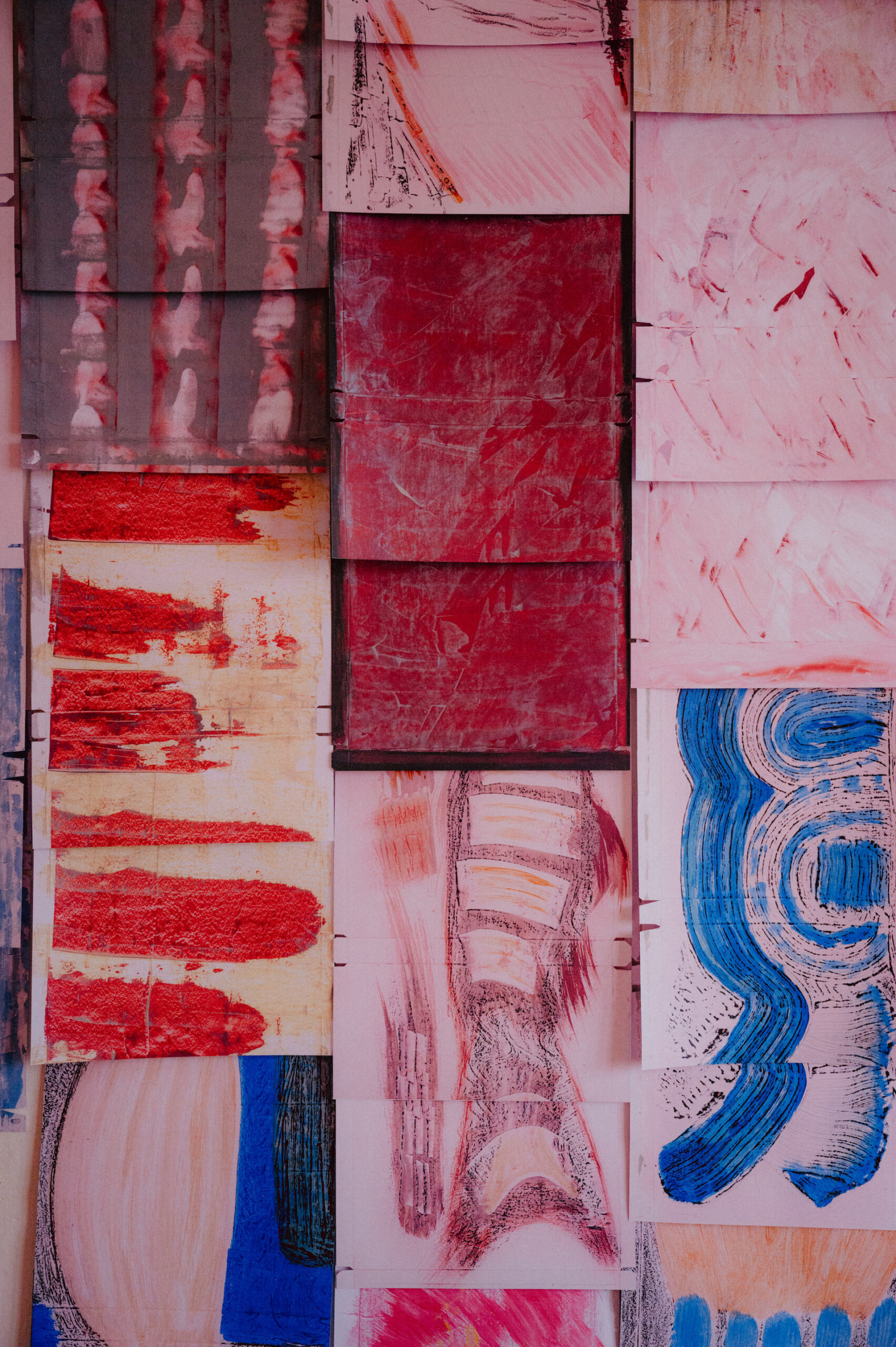 Rote Wandcollage aus abstrakten Malereien - Kunstprojekt Hotel Heimat in Zeitz