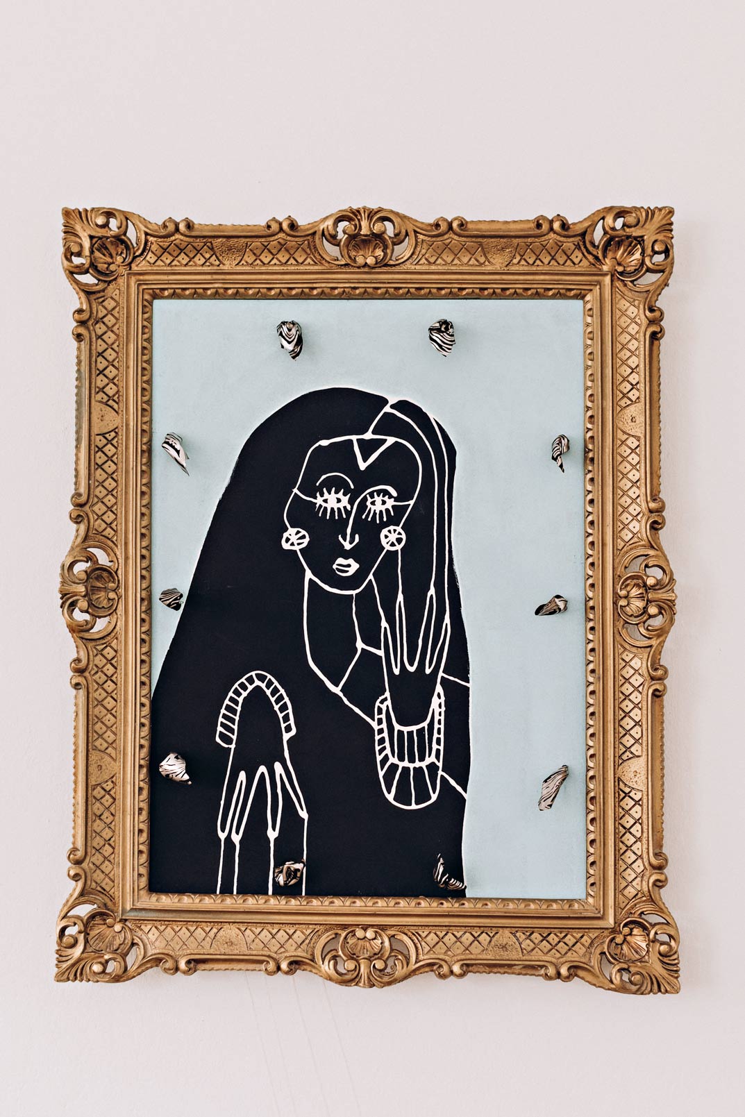 Goldfarbener Rahmen mit abstrakter blauer Madonna, Zeitzer Cici