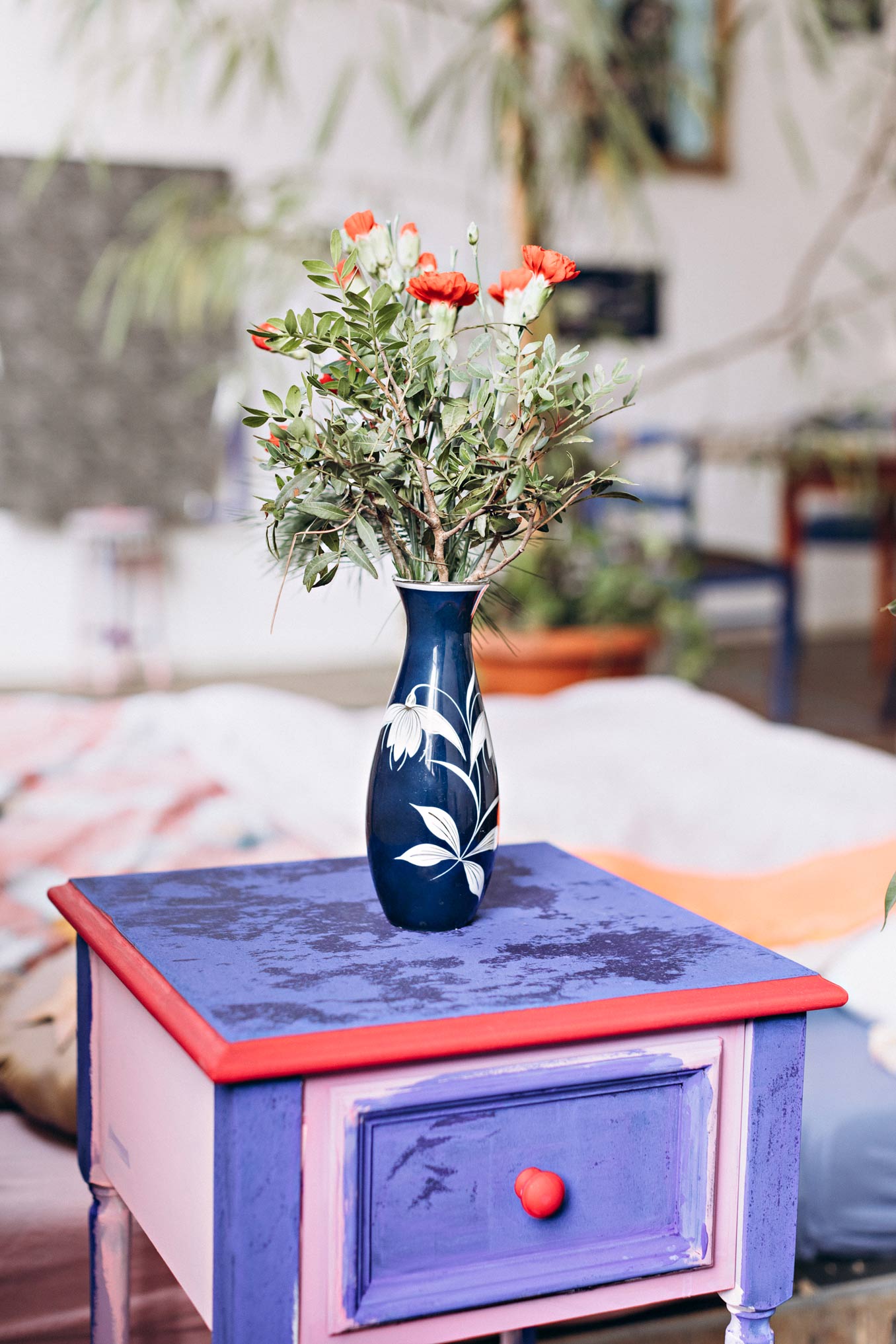 Blumenvase mit gepflücktem Stadtblumenstrauß und lila Nachtschrank in Zeitz