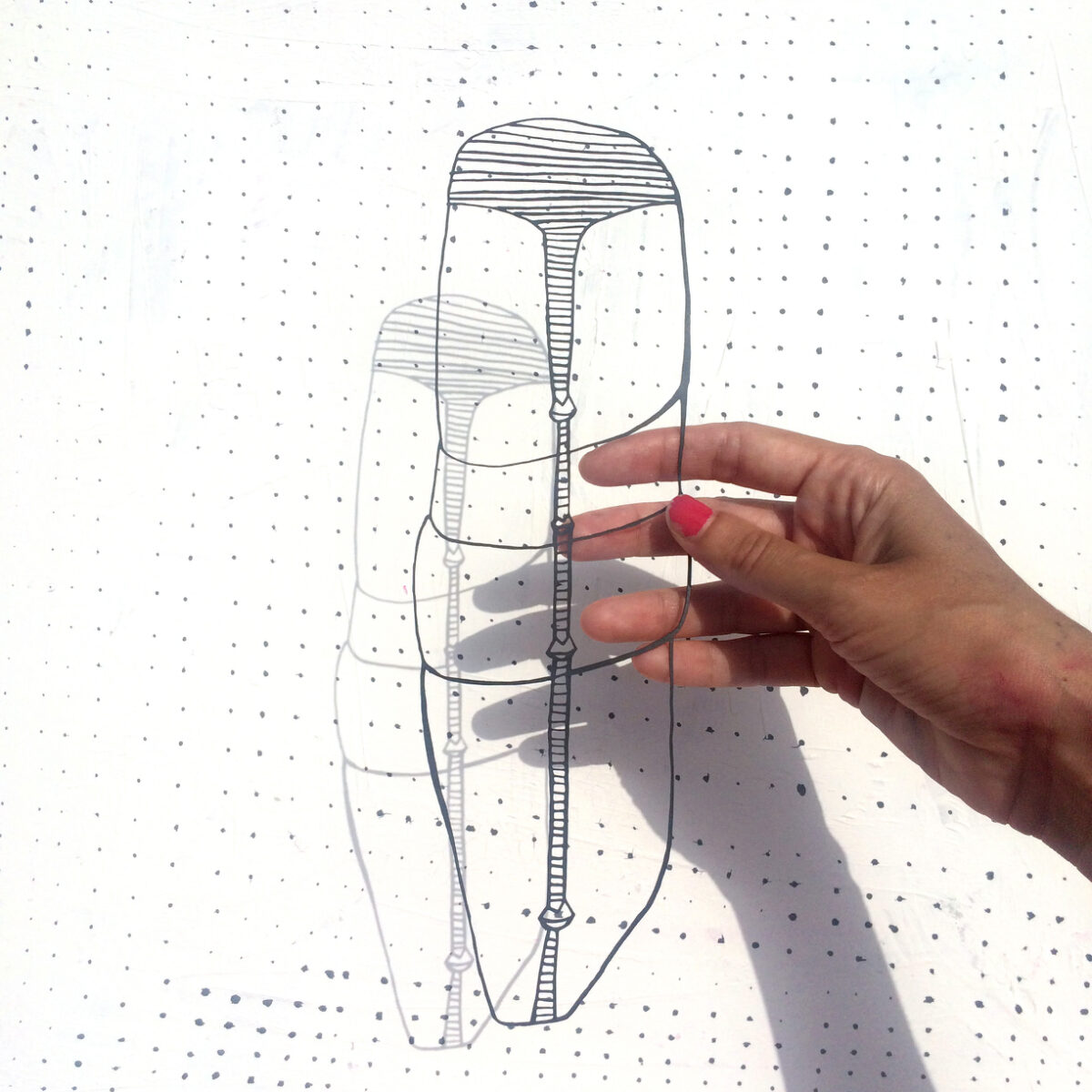 Mehrere Köpfe übereinander gestapelt - filigraner Scherenschnitt