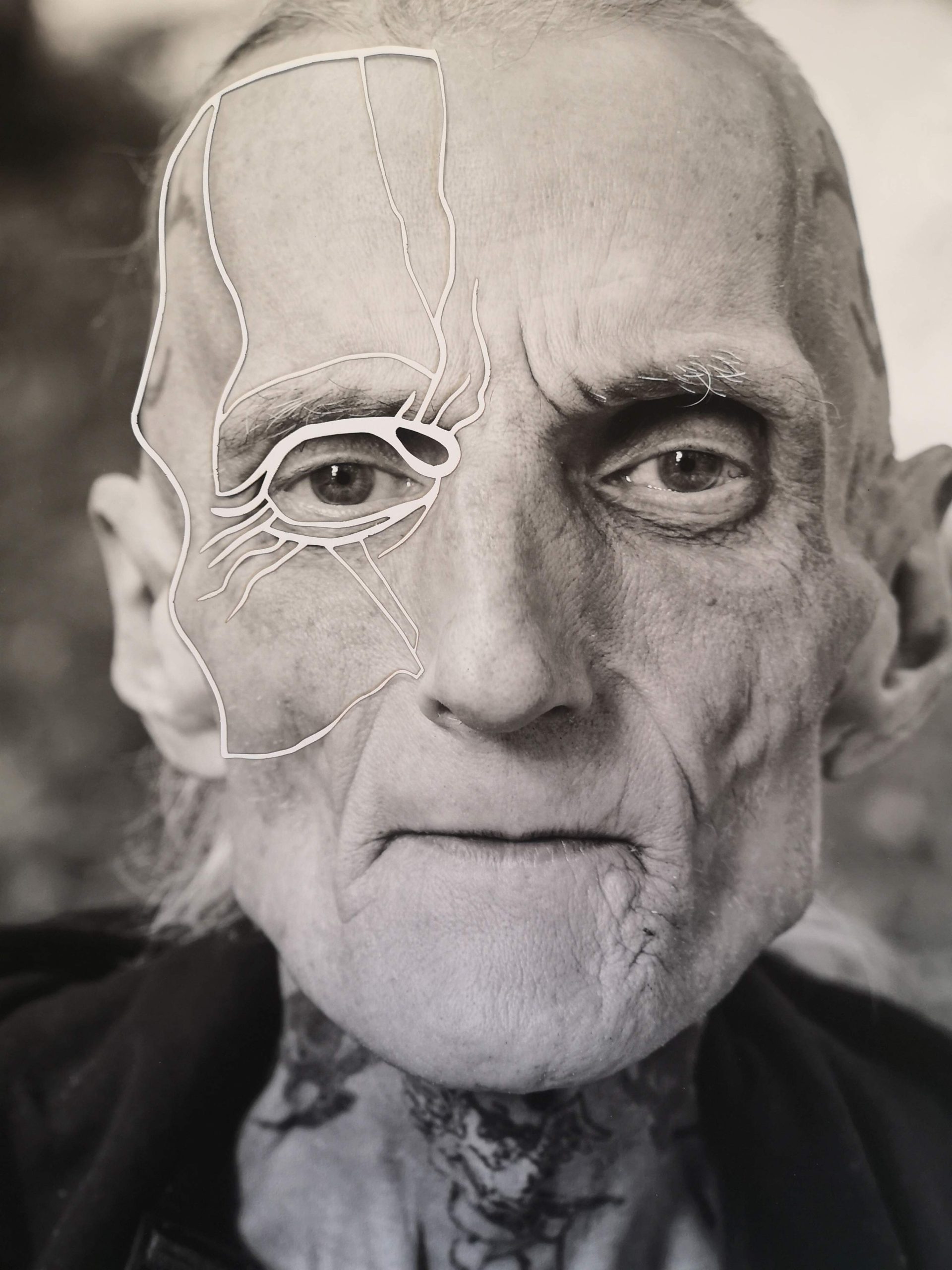 Schwarzweiß-Portrait eines Altberliners mit nachgezeichneten Lebenslinien