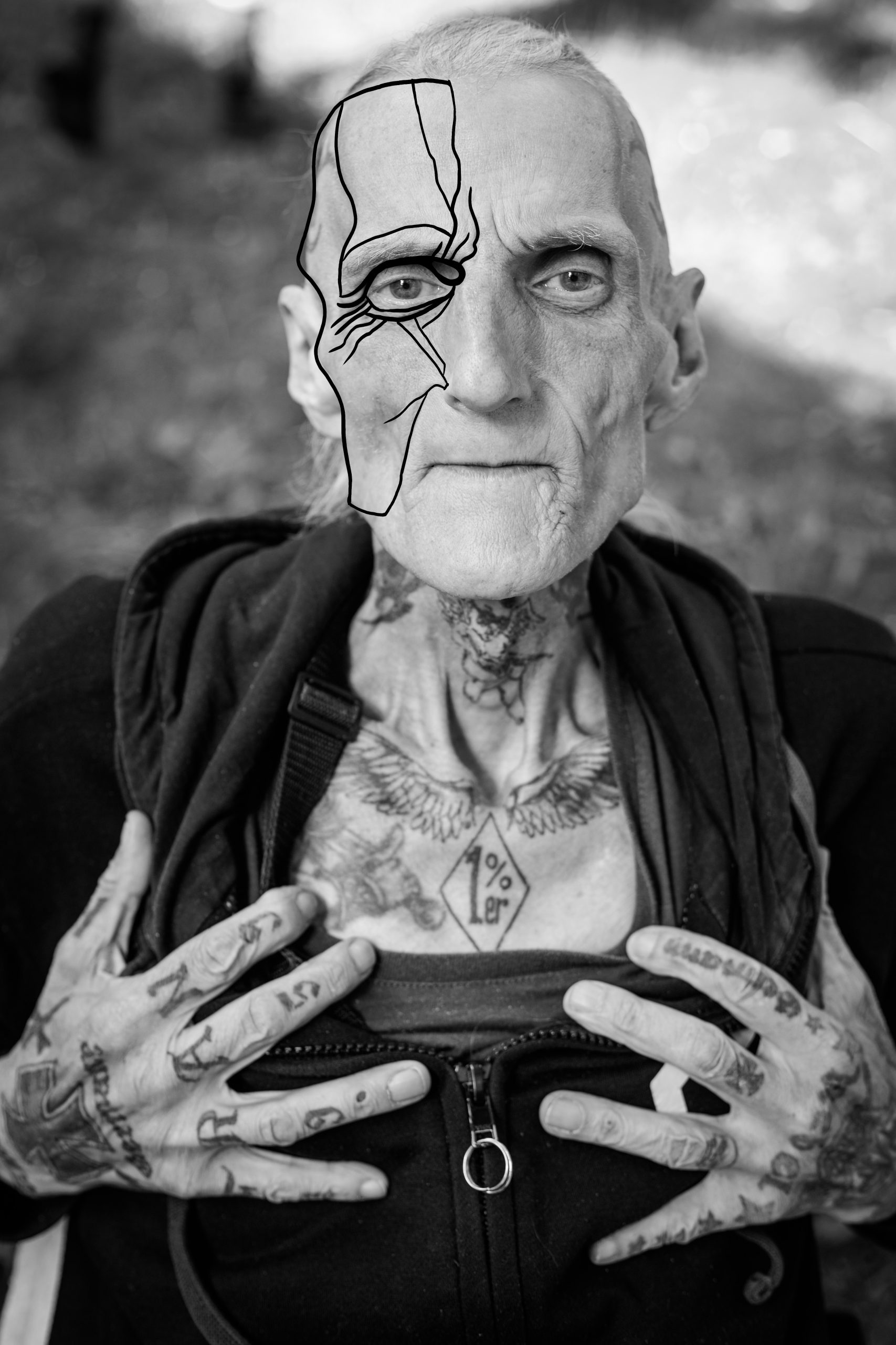 Foto-Portrait eines tätowierten Altberliners in schwarzweiß