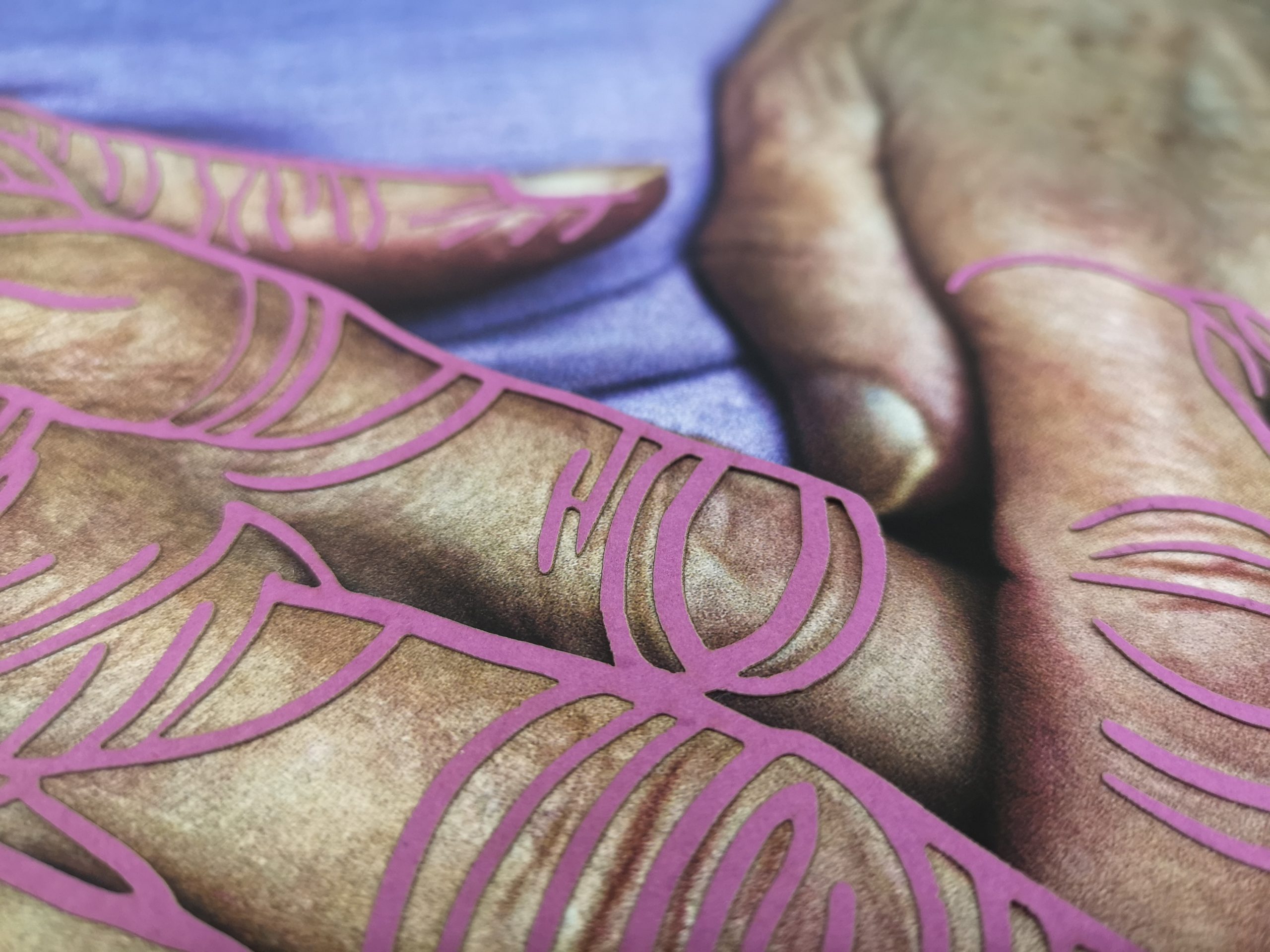 Violetter Lasercut - Nahaufnahme zweier gefalteter Hände