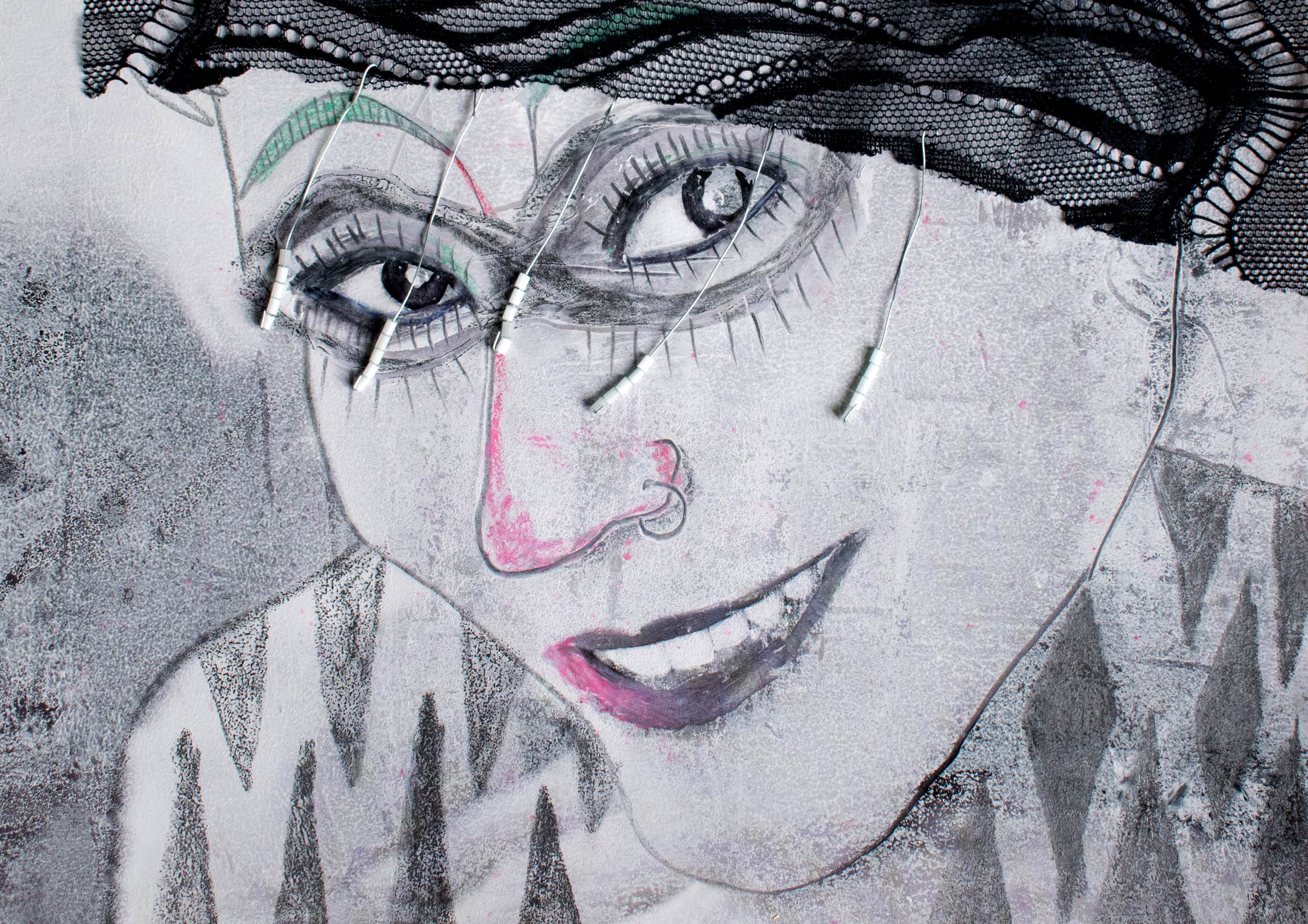 Zeichnung einer früheren Berliner Dame in schwarzweiß mit Stirnband und Perlen