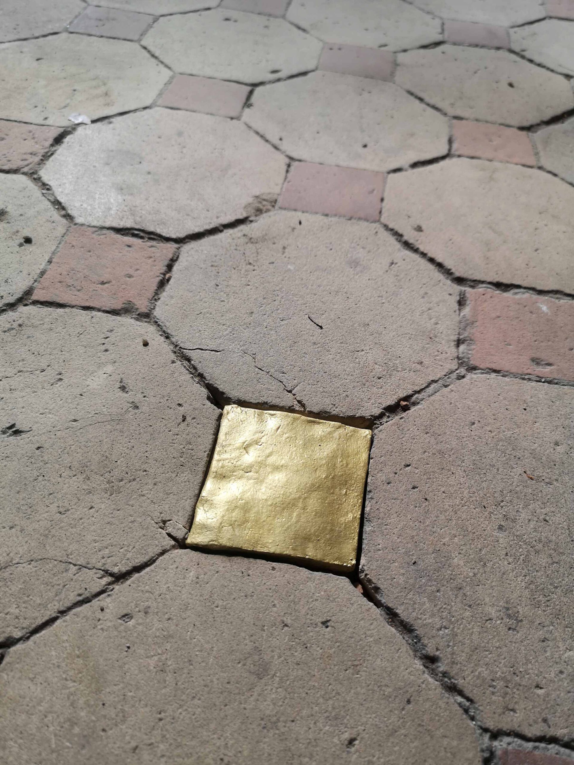 Vergoldete Bodenfliese in altem Gebäude