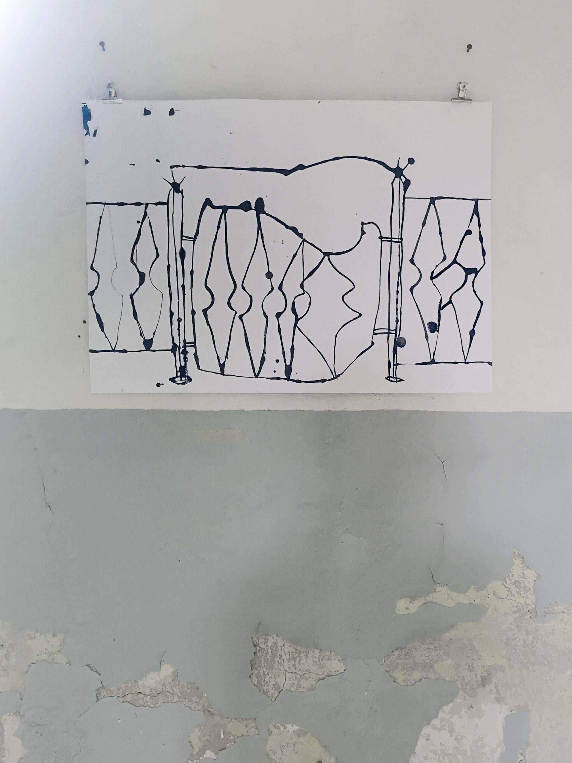 Tuschezeichnung eines Zaunes vor Wand mit Patina