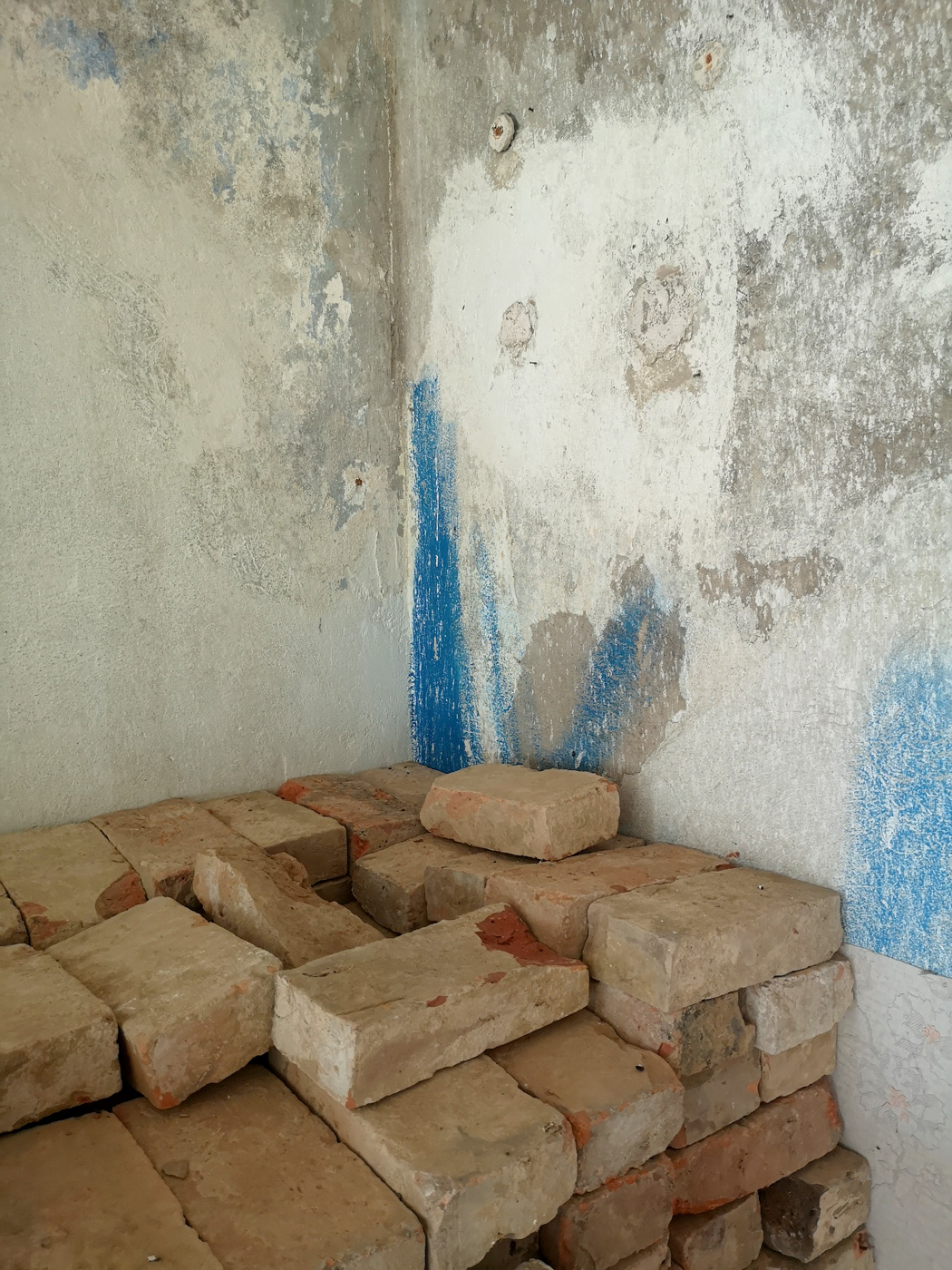 Blaue Wandecke mit alten Backsteinen