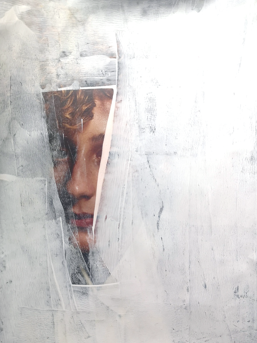 Collage mit dreieckigem Gesichtsausschnitt und weißer Farbschicht