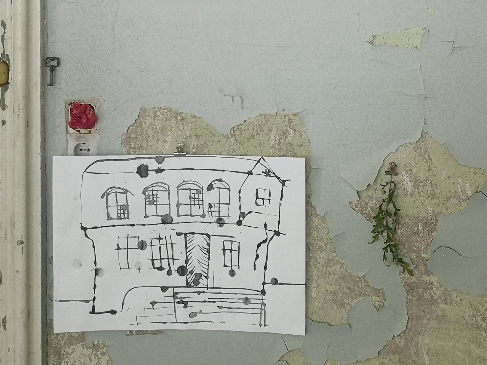 Künstlerische Architektur-Tintenzeichnung vor abblätternder Wand.