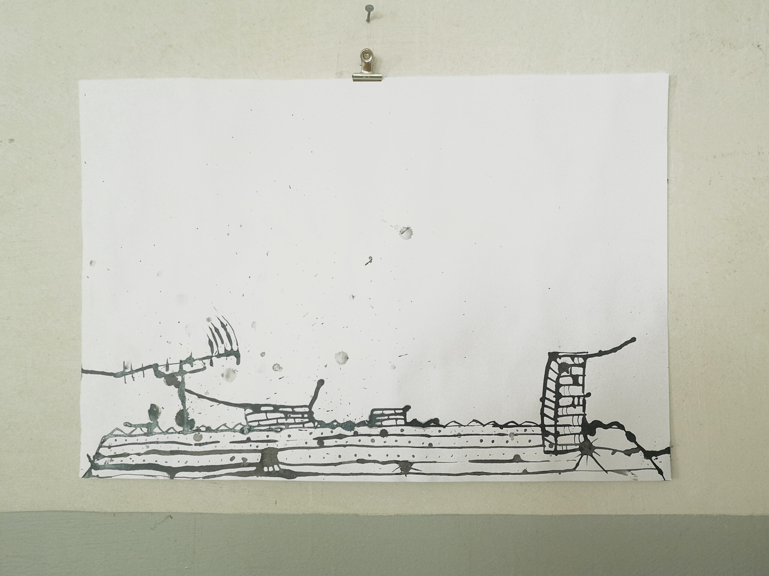 Tintenzeichnung eines alten Hausdaches mit Antenne und Schornstein vor alter Wand.