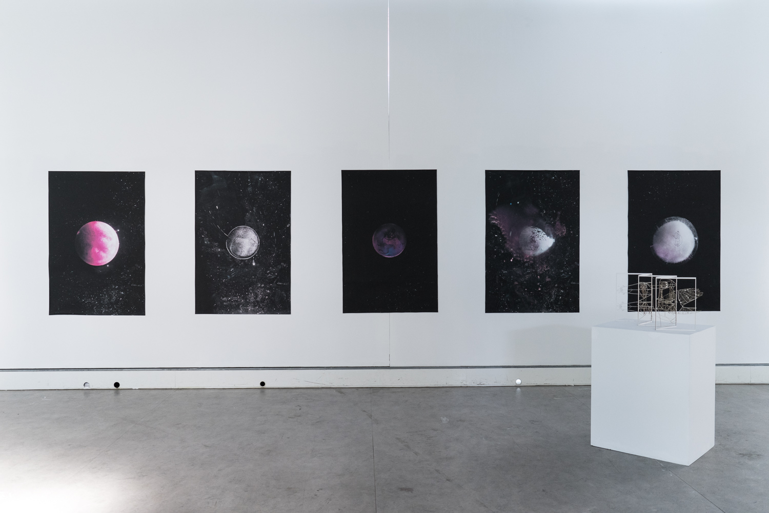 Ausstellungsansicht - 5 Bilder von Eisplaneten in der Dechanatgalerie Bremen